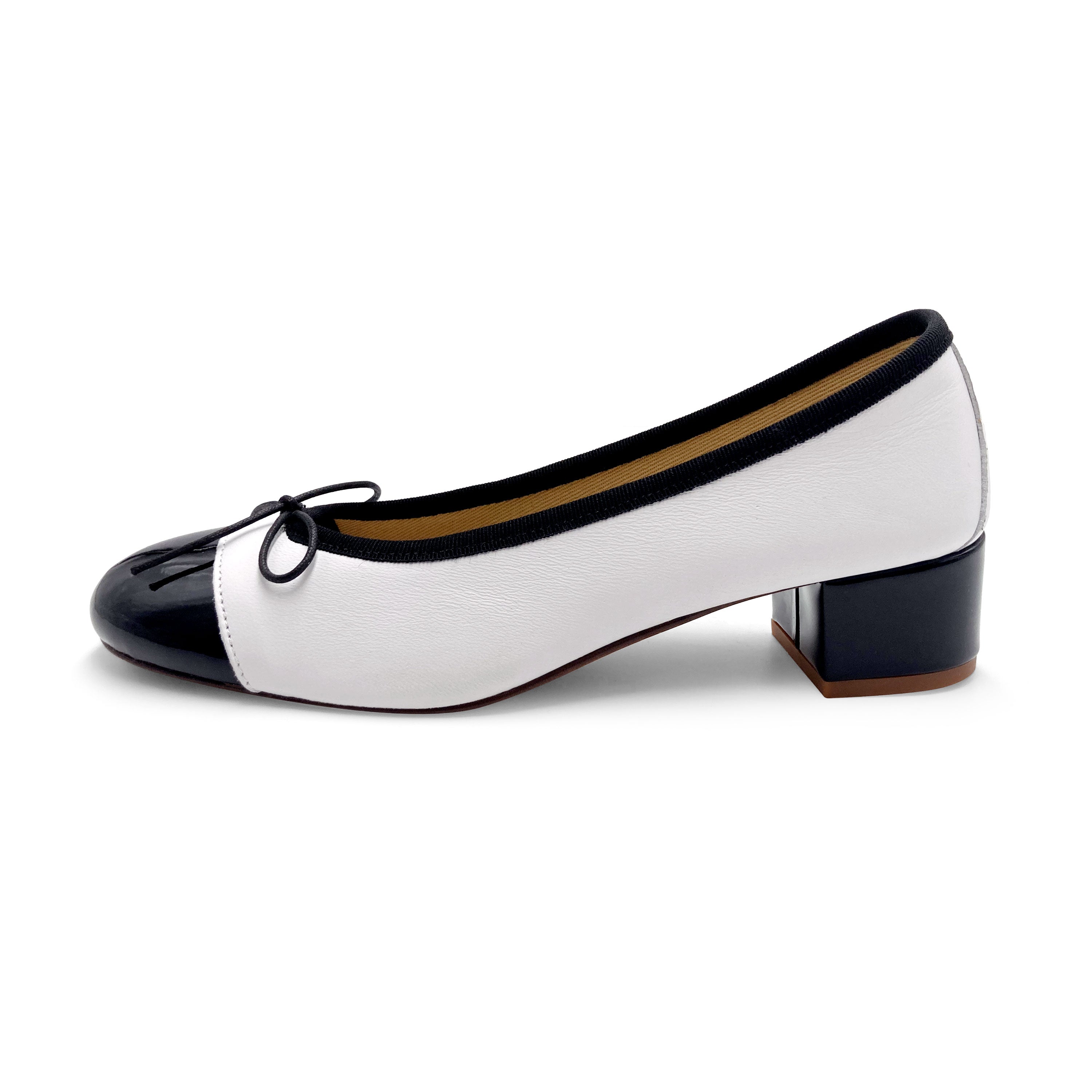 Ballerines blanches en cuir avec talon haut et bout en vernis