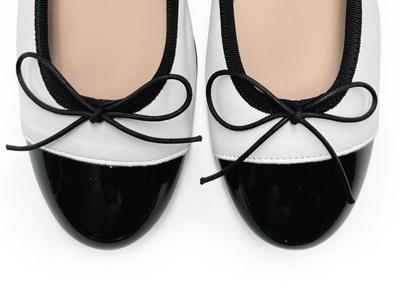 Ballerines blanches en cuir avec talon haut et bout en vernis