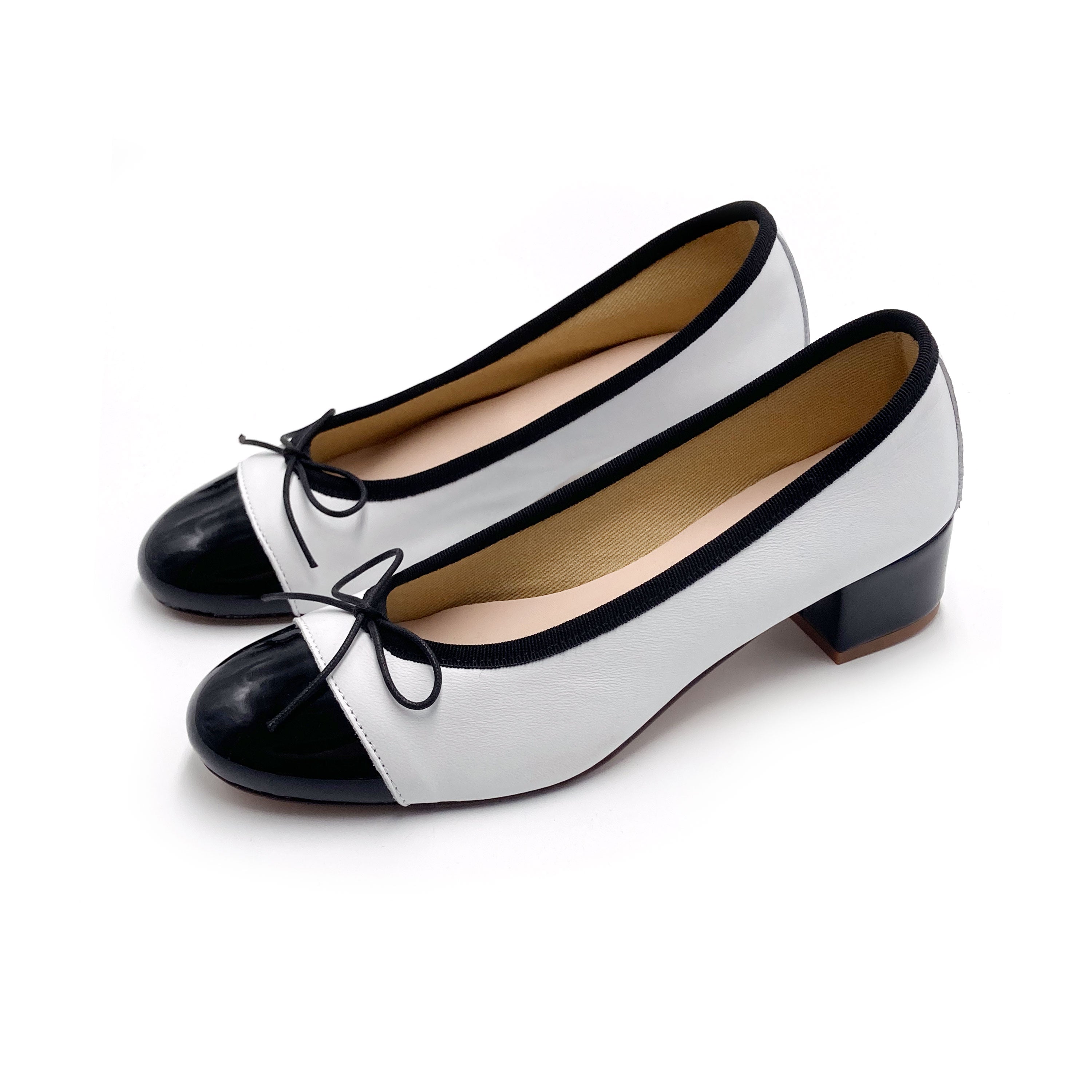 Ballerines blanches en cuir avec talon haut et bout en vernis