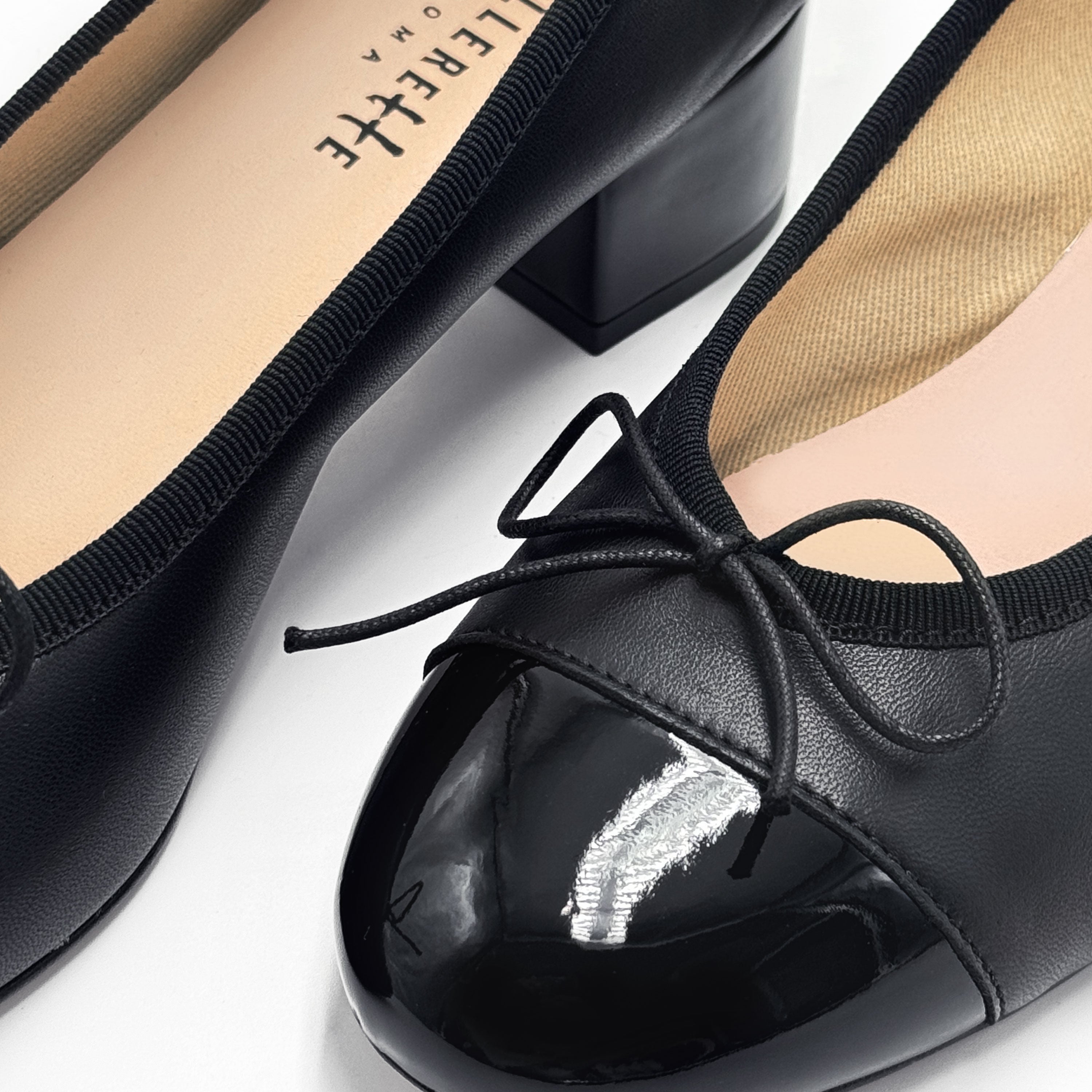Ballerines noires en cuir à talon haut et bout verni