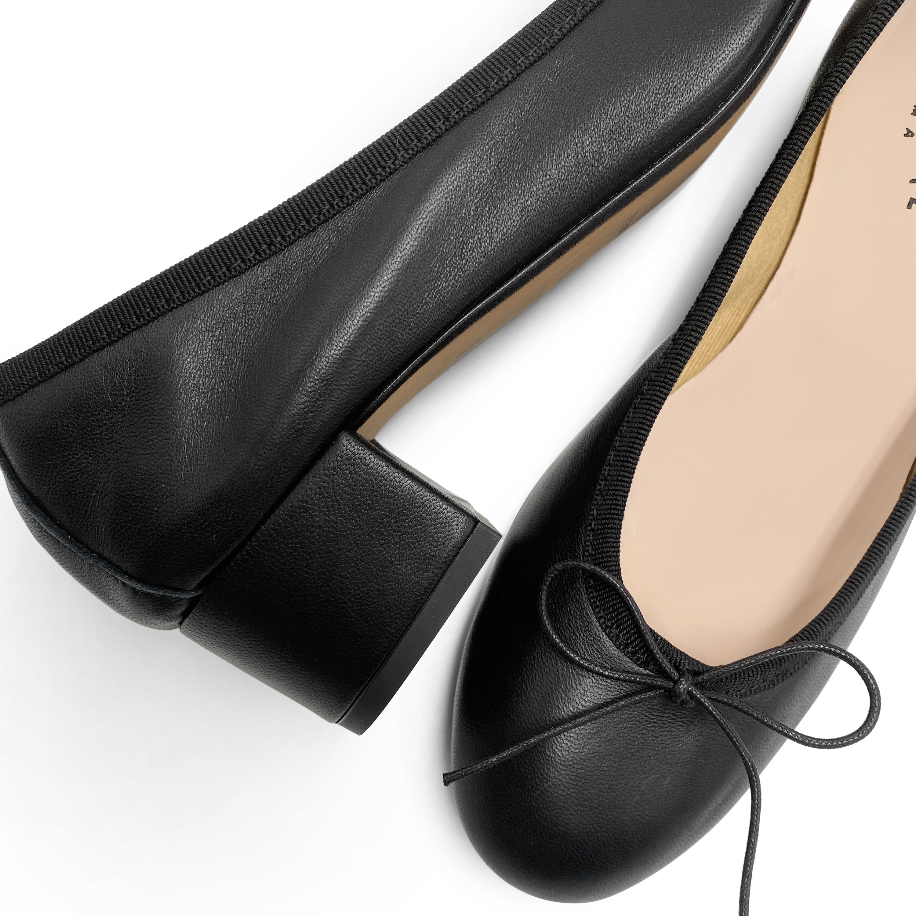 Schwarze Lederballerinas mit hohem Absatz