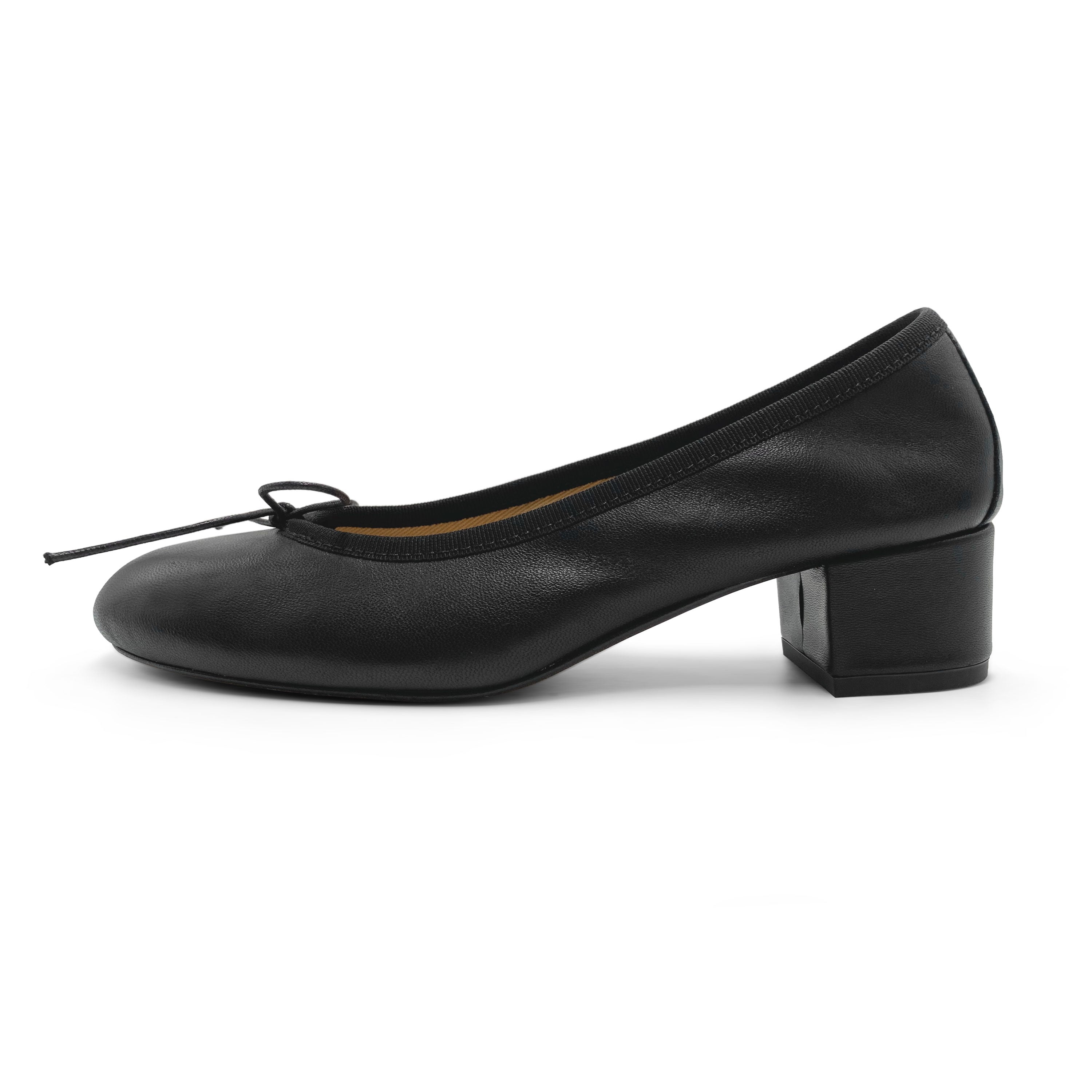 Schwarze Lederballerinas mit hohem Absatz