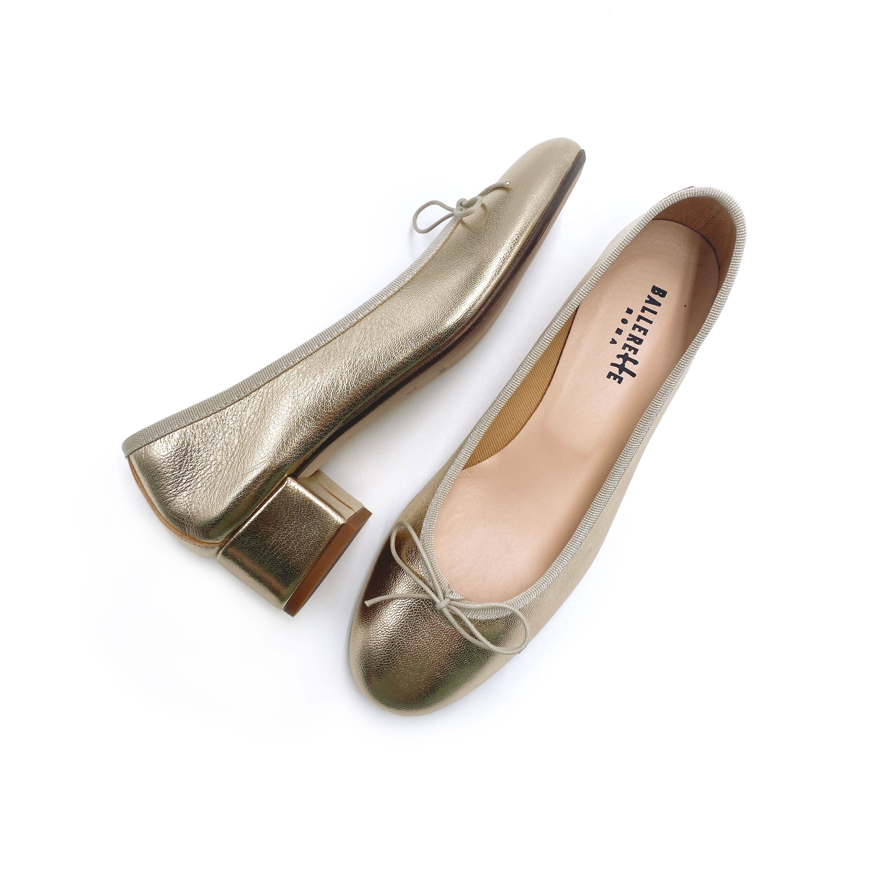 Ballerine in pelle laminata platino con tacco alto