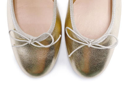 Ballerine in pelle laminata platino con tacco alto