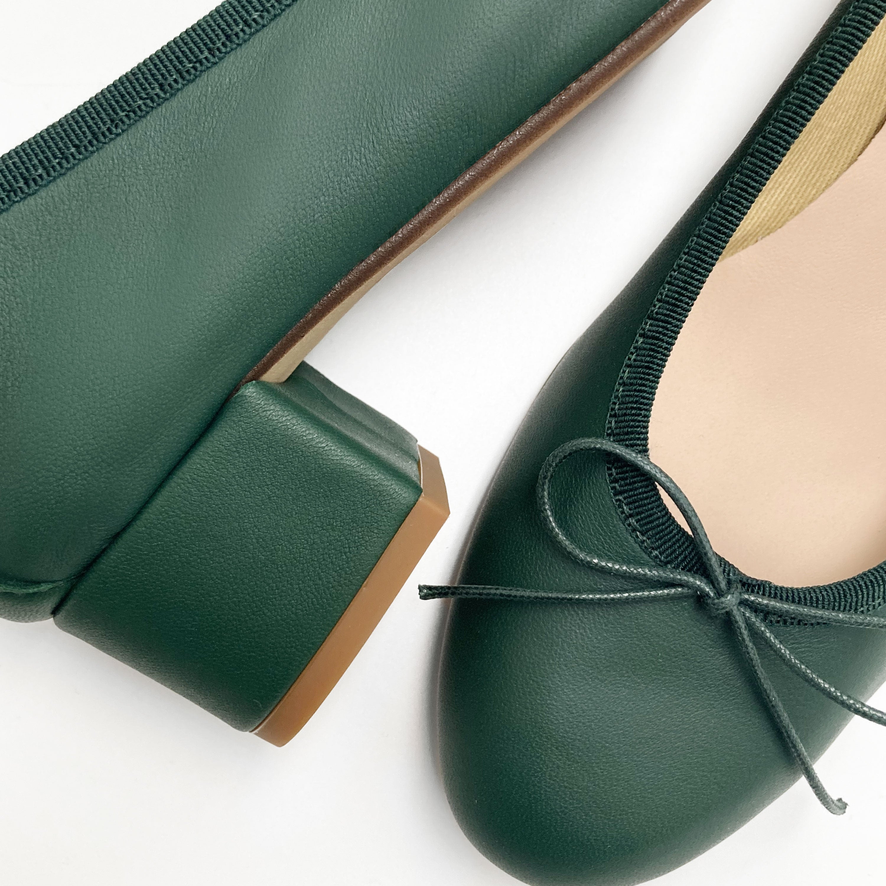 Ballerines en cuir vert bouteille avec talon haut