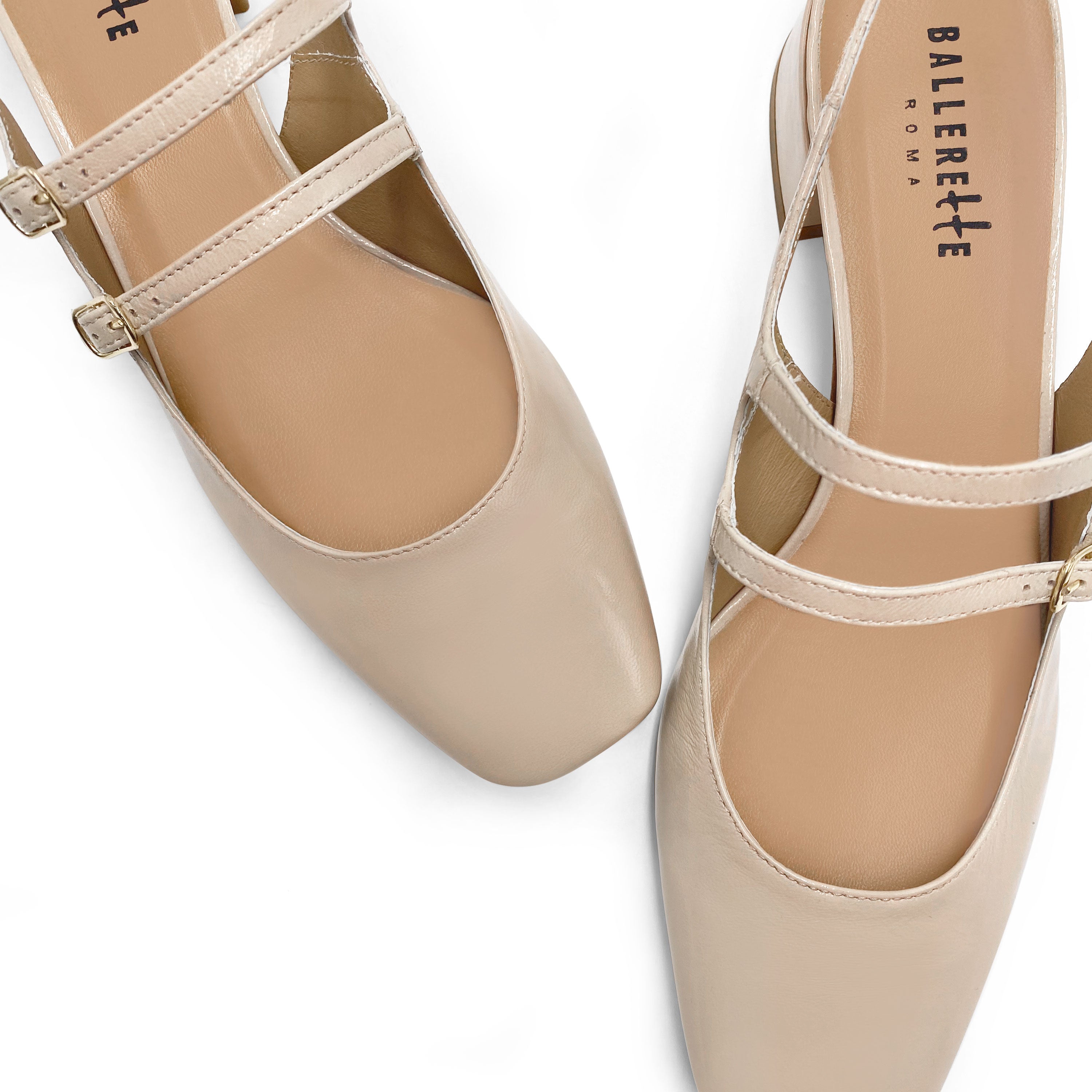 Beige Slingback Ballerinas aus Lackleder mit Absatz
