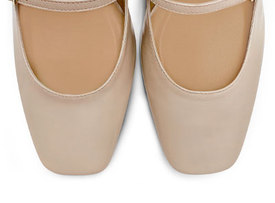 Beige Slingback Ballerinas aus Lackleder mit Absatz