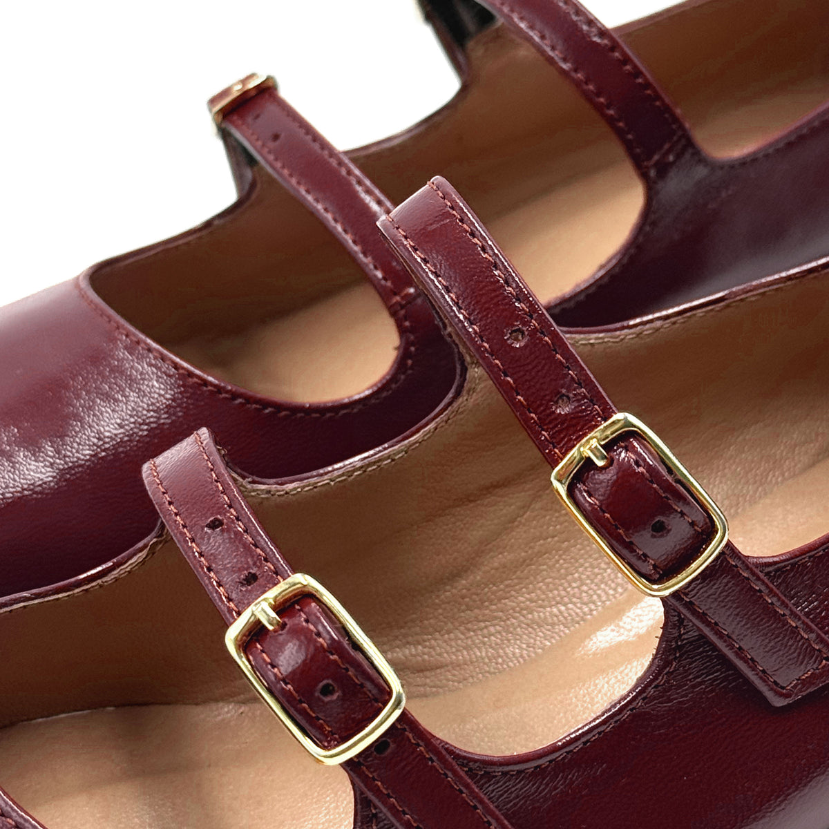 Glänzende bordeauxfarbene Mary-Jane-Ballerinas mit eckiger Spitze und Riemchen