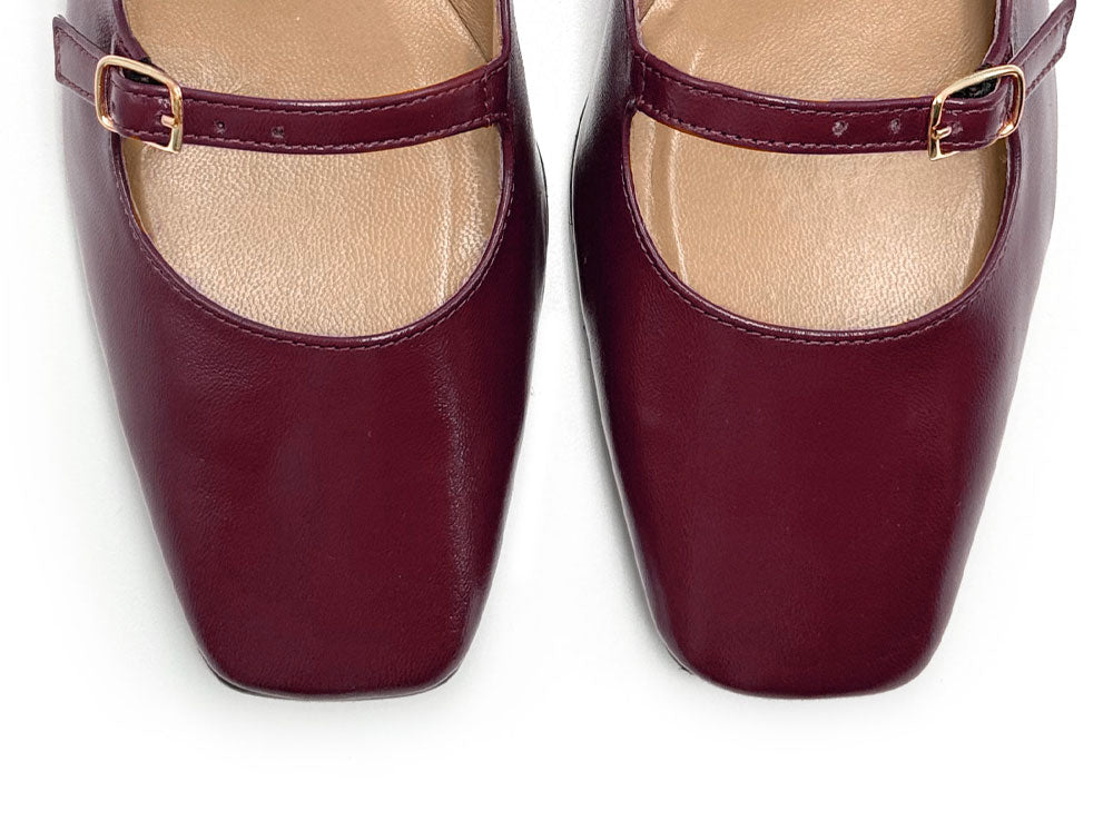 Glänzende bordeauxfarbene Mary-Jane-Ballerinas mit eckiger Spitze und Riemchen