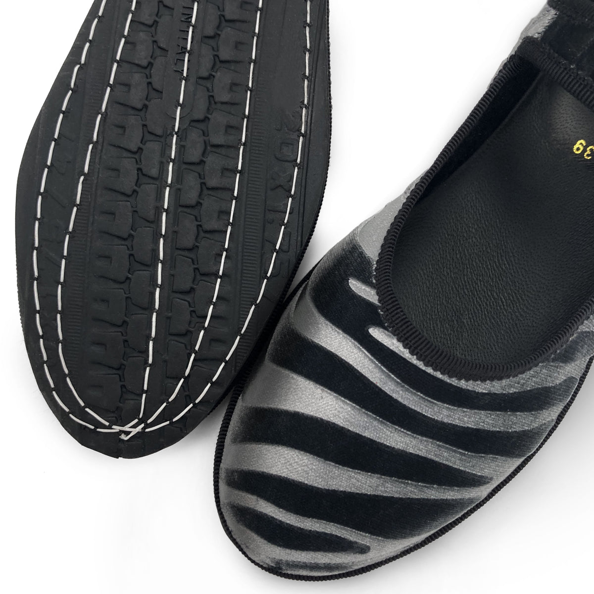 Graue Mary Jane Friulane mit Zebra-Print aus Samt