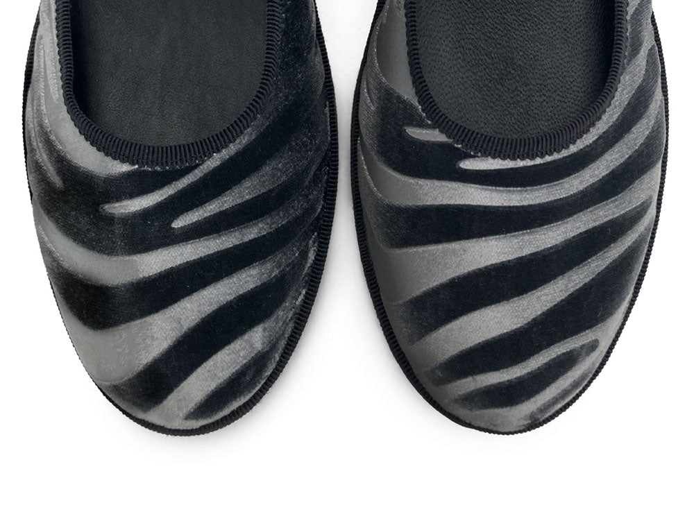 Graue Mary Jane Friulane mit Zebra-Print aus Samt