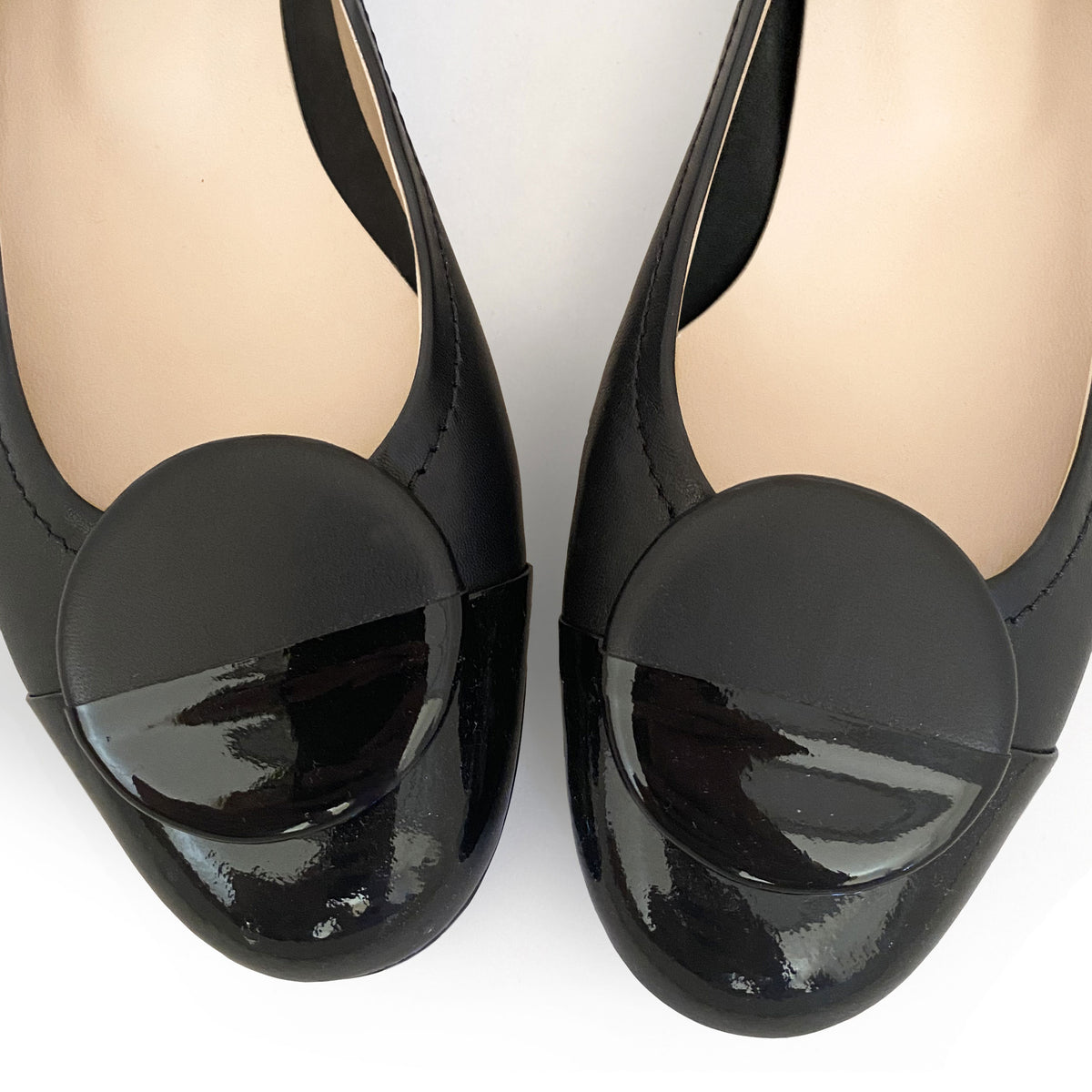 Ballerine nere in pelle e punta in vernice nera con bottone