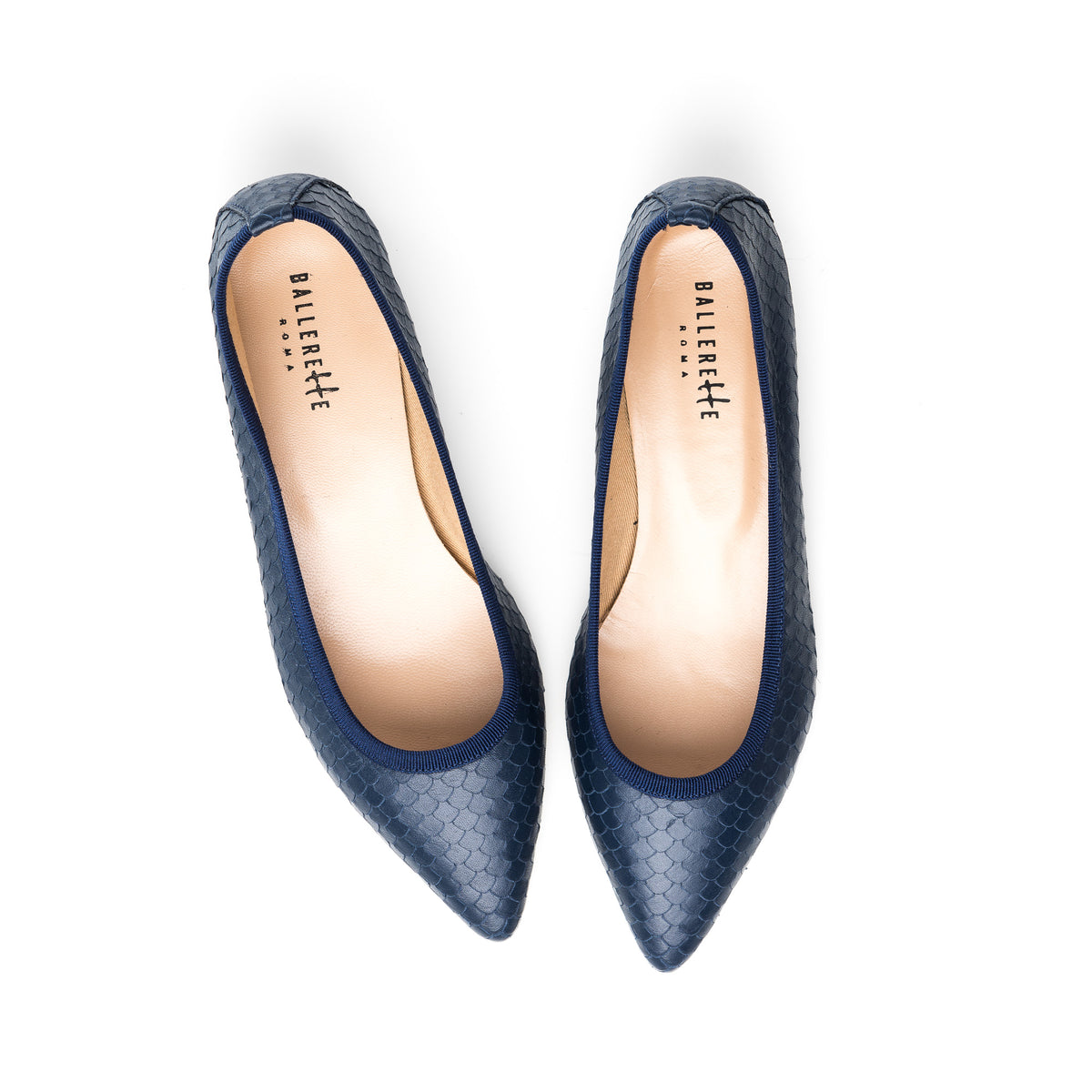 Ballerine a punta in pelle intagliata blu