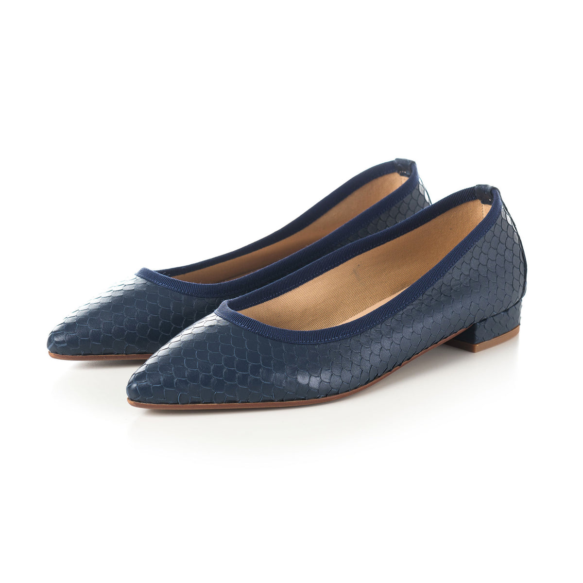 Ballerine a punta in pelle intagliata blu
