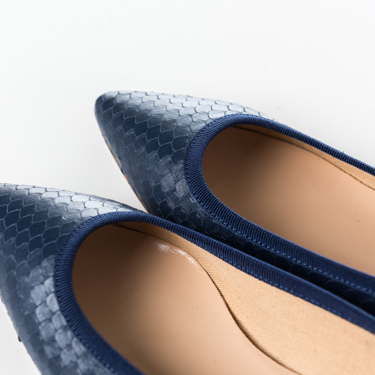 Ballerine a punta in pelle intagliata blu