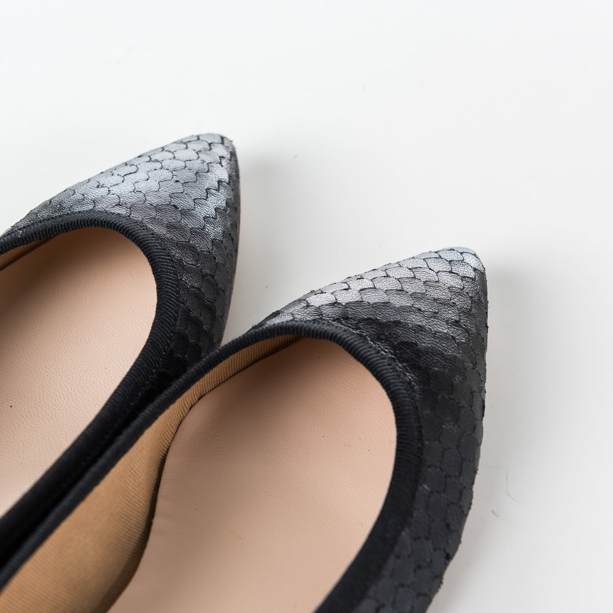 Ballerine a punta in pelle nera intagliata