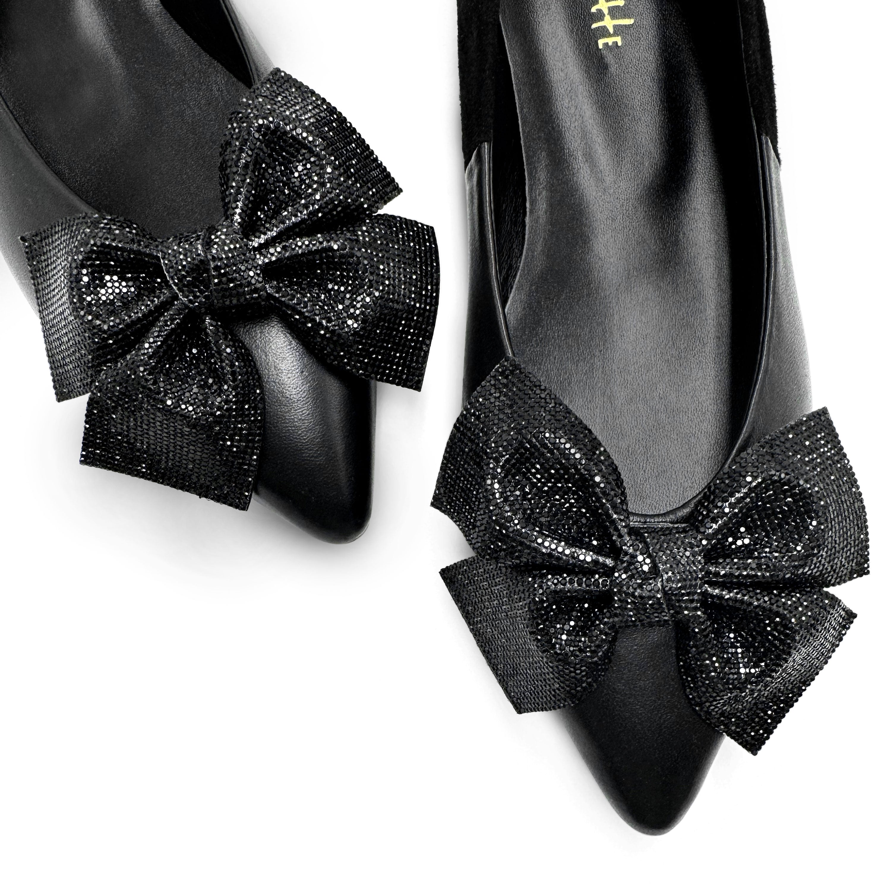 Spitze Ballerinas aus schwarzem Leder mit Strassschleife