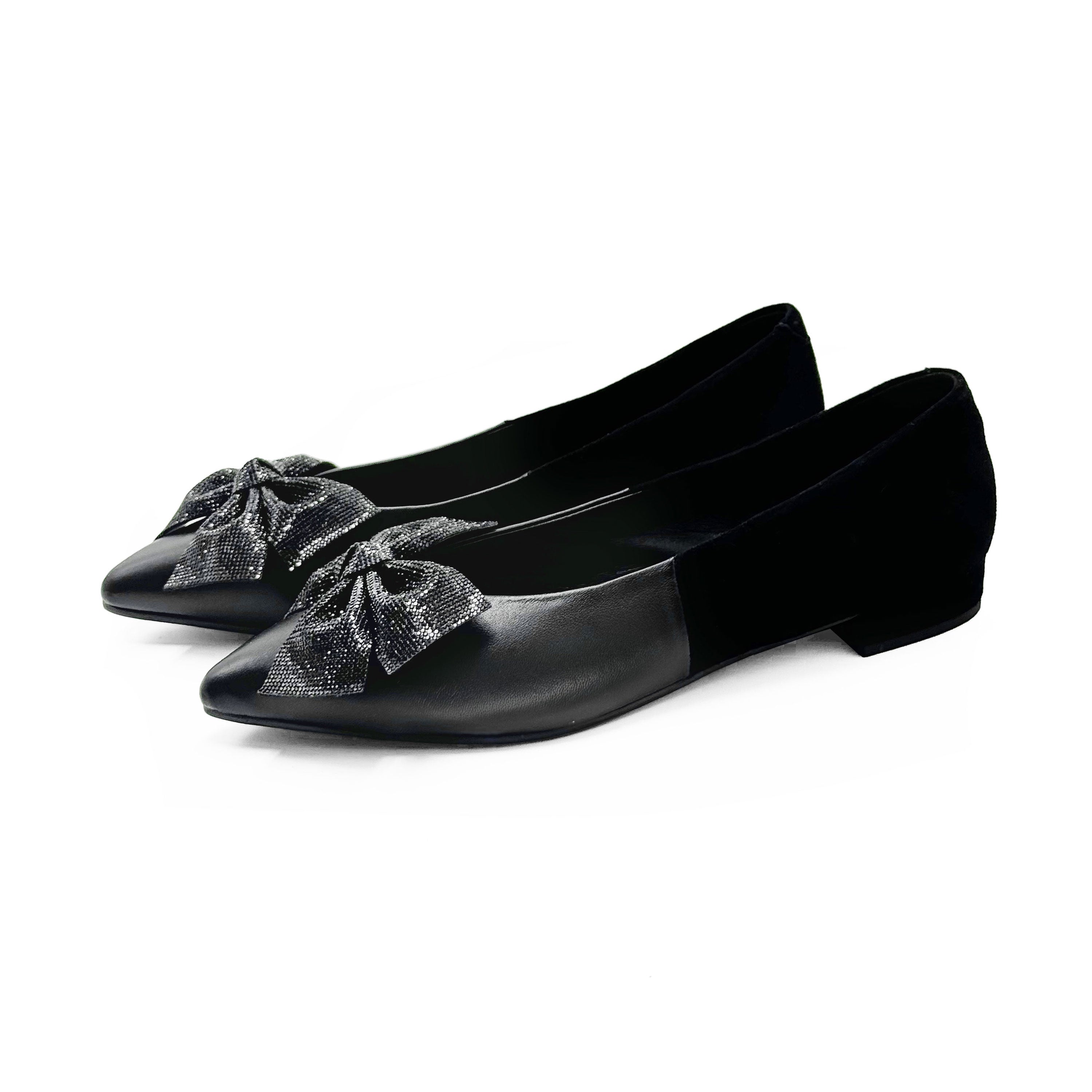 Spitze Ballerinas aus schwarzem Leder mit Strassschleife