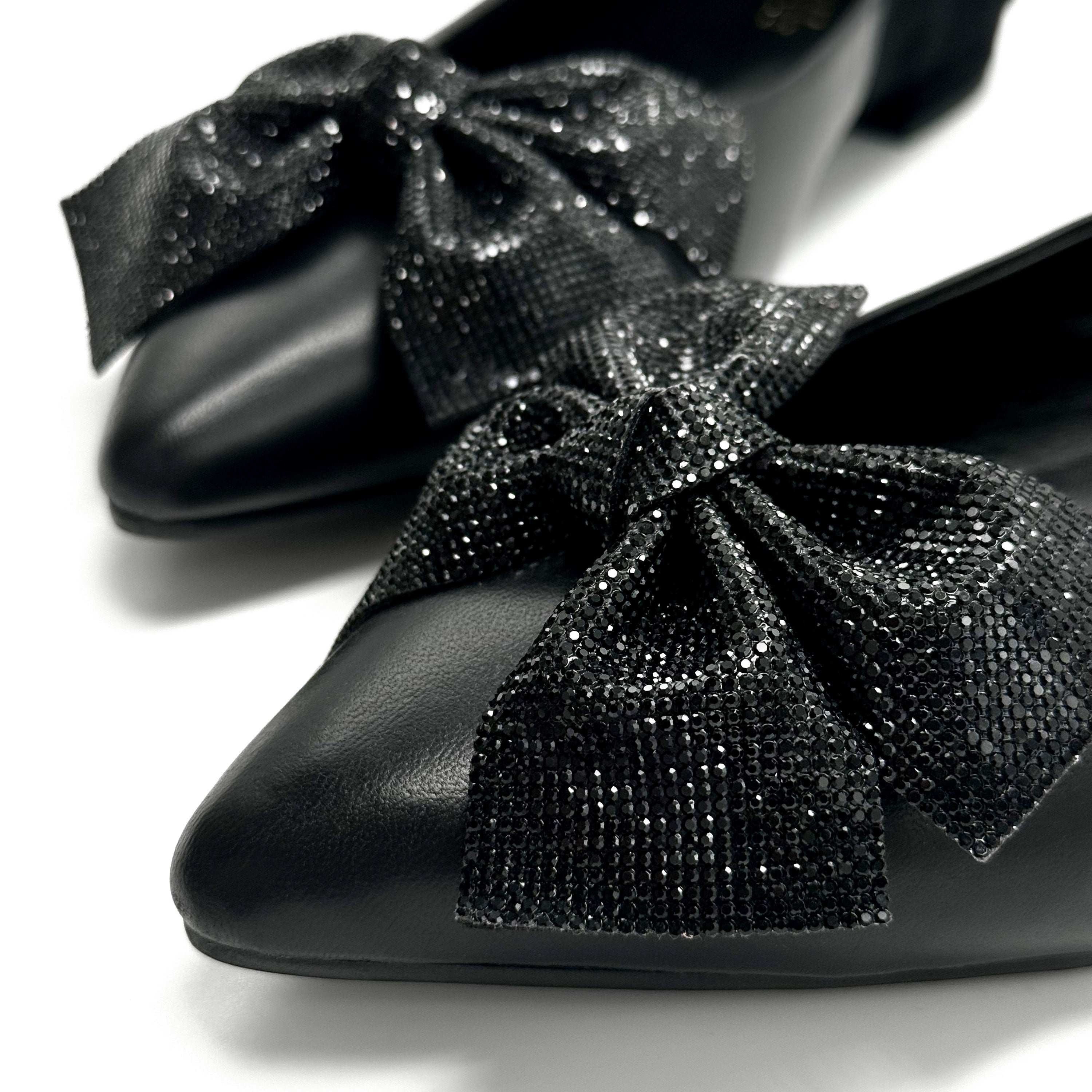 Spitze Ballerinas aus schwarzem Leder mit Strassschleife