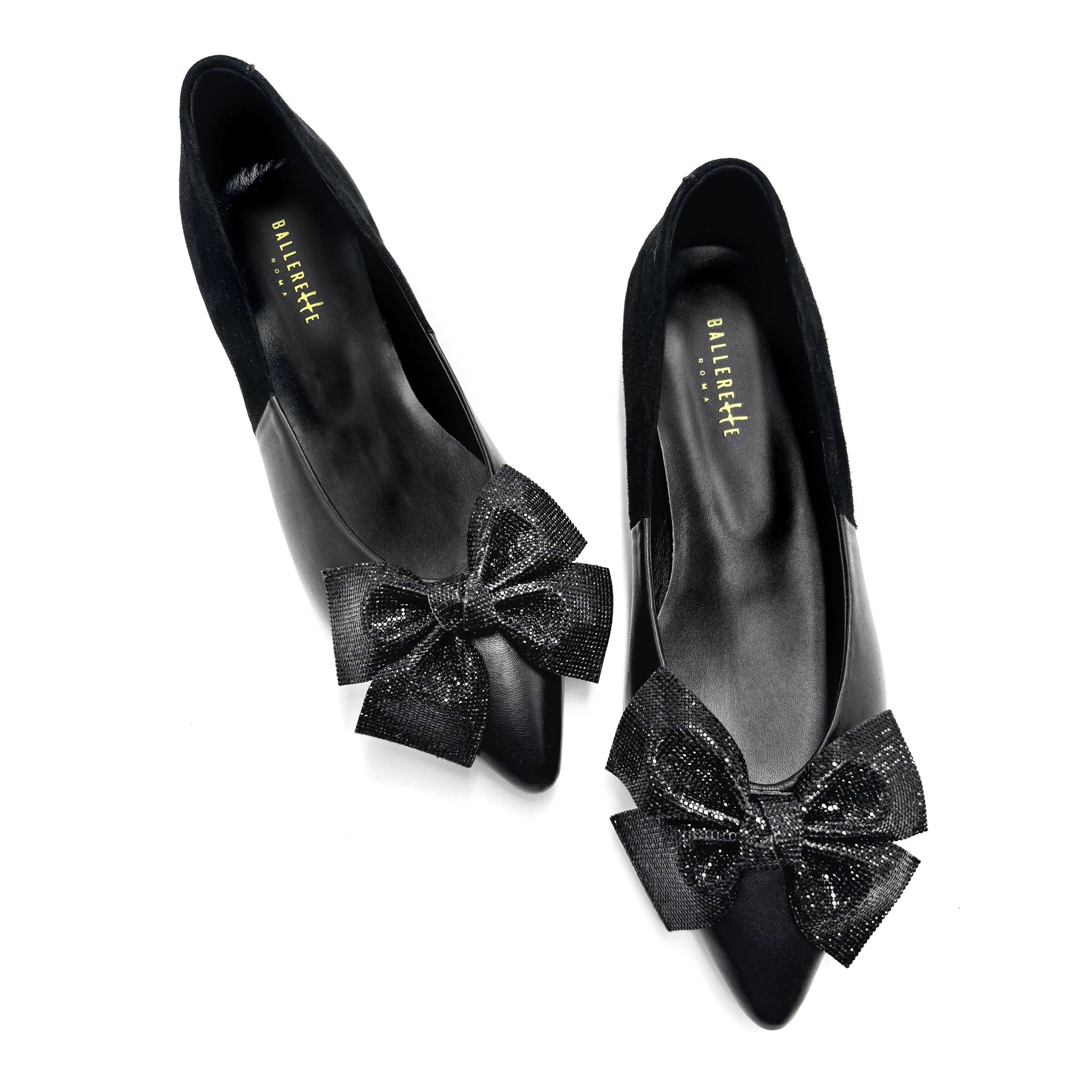 Spitze Ballerinas aus schwarzem Leder mit Strassschleife