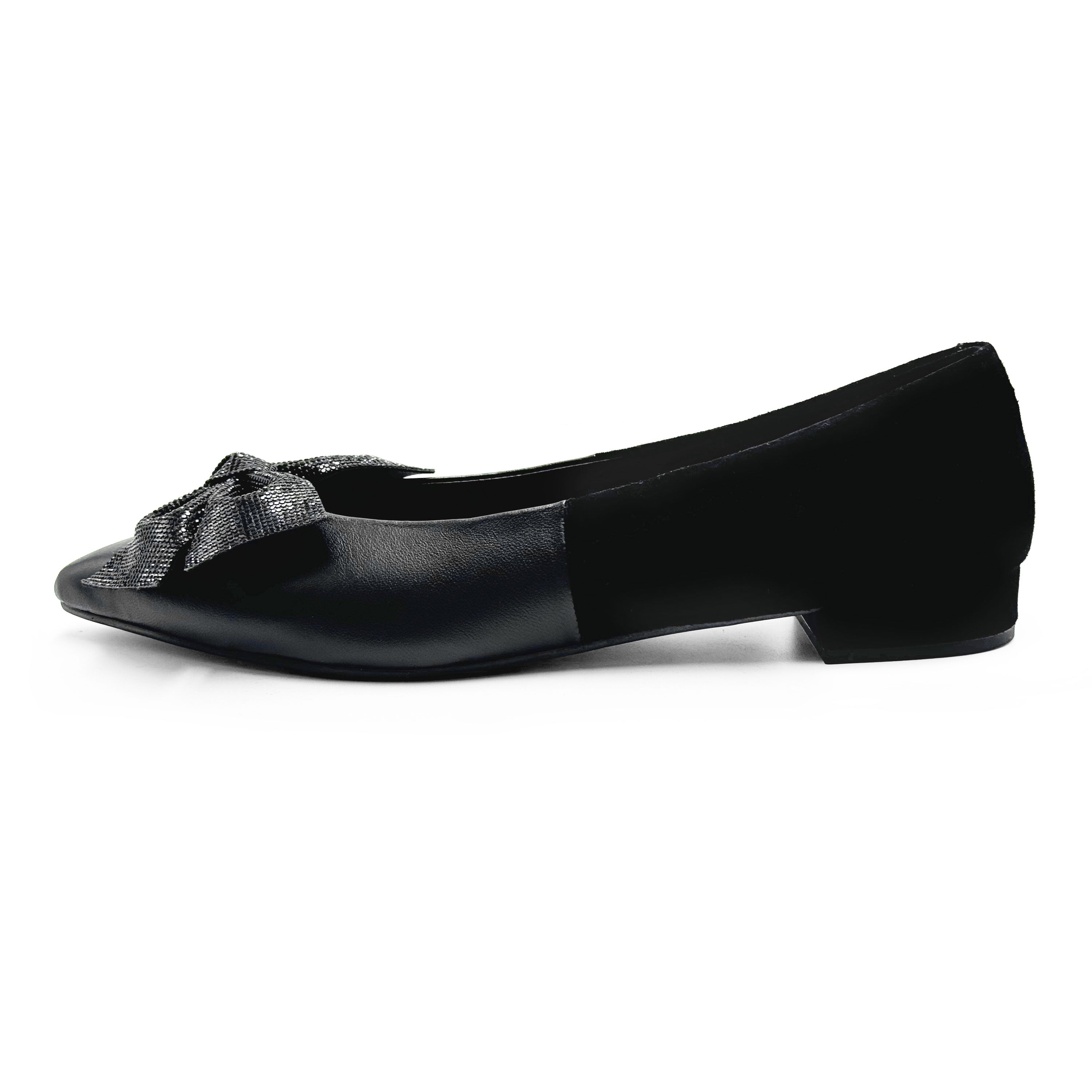 Spitze Ballerinas aus schwarzem Leder mit Strassschleife