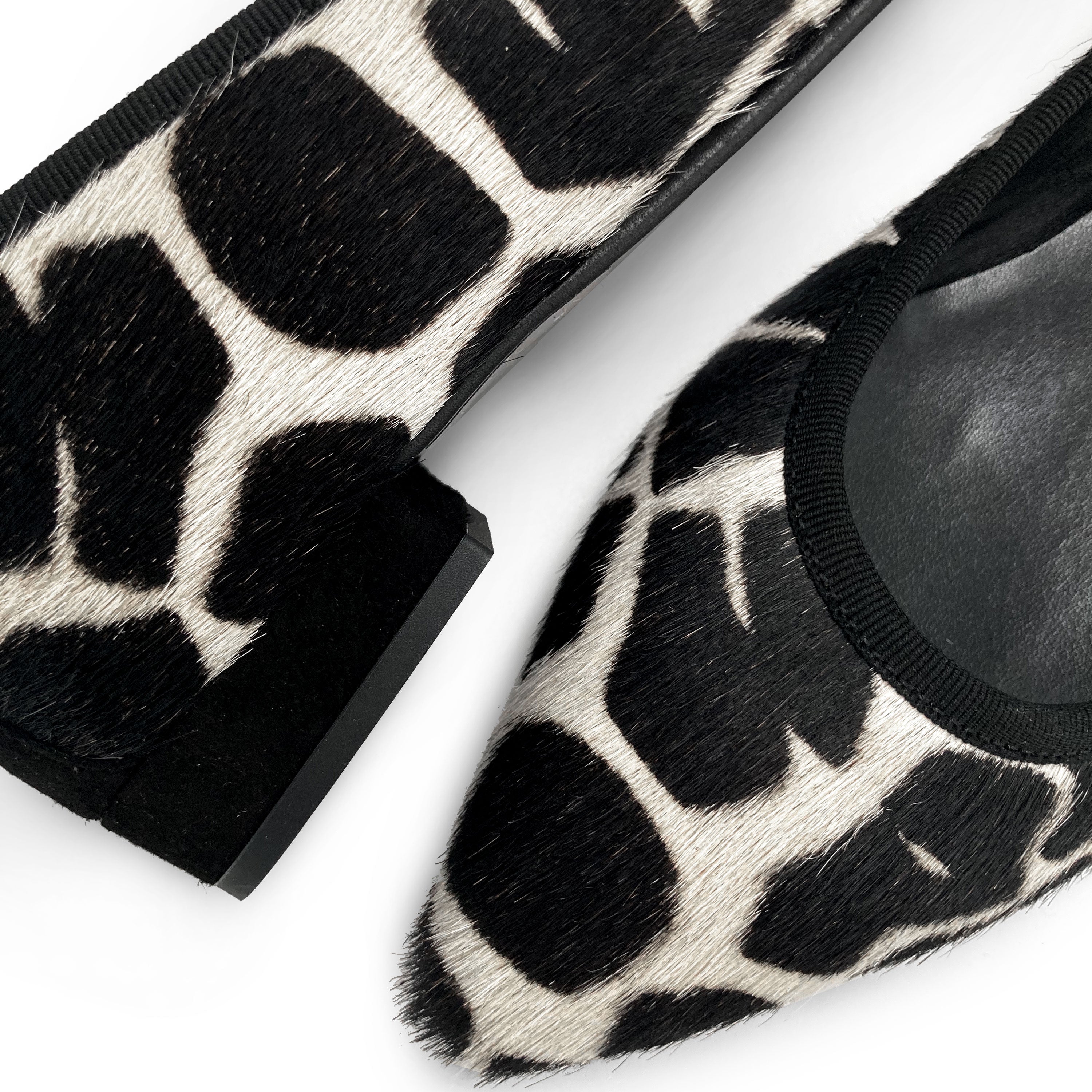 Ballerines pointues animalier en poney tacheté noir et blanc