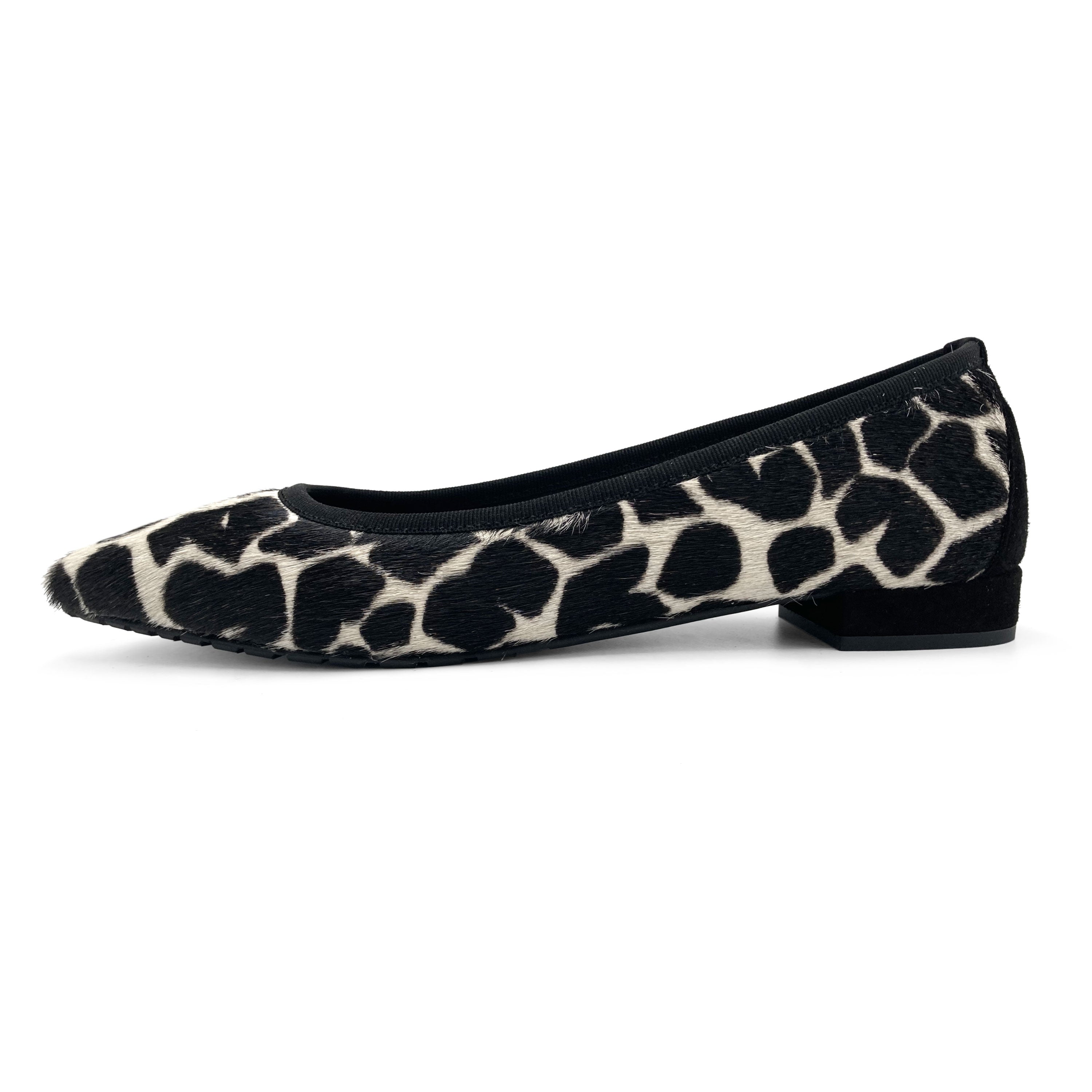 Ballerines pointues animalier en poney tacheté noir et blanc