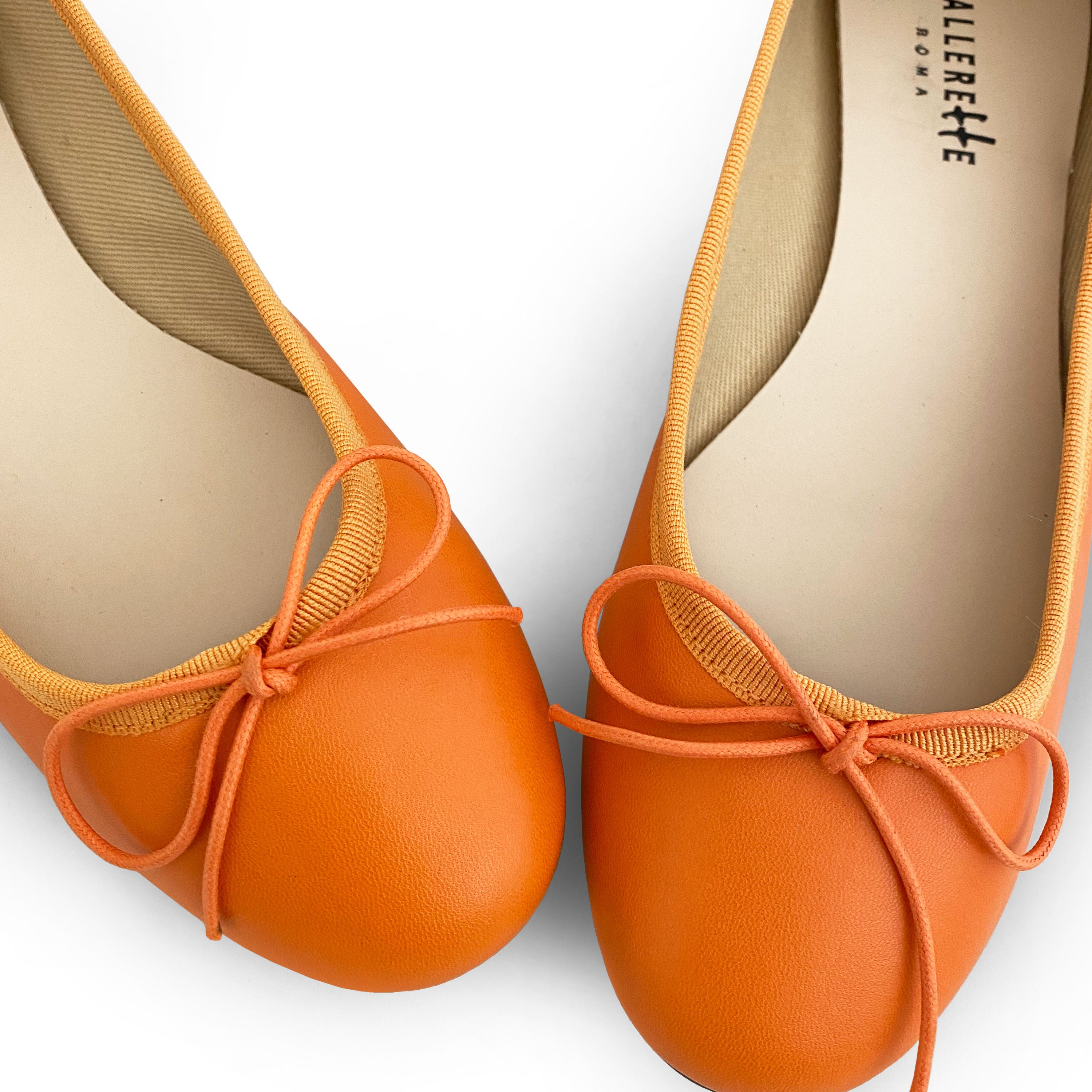 Kürbisfarbene Lederballerinas