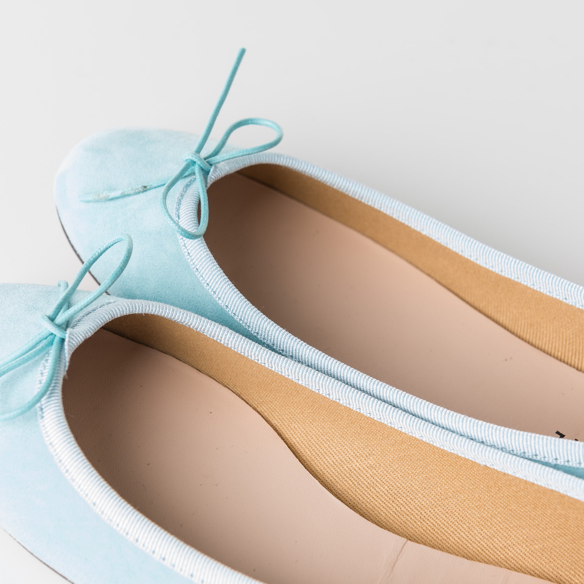 Aquamarinfarbene Ballerinas aus Wildleder