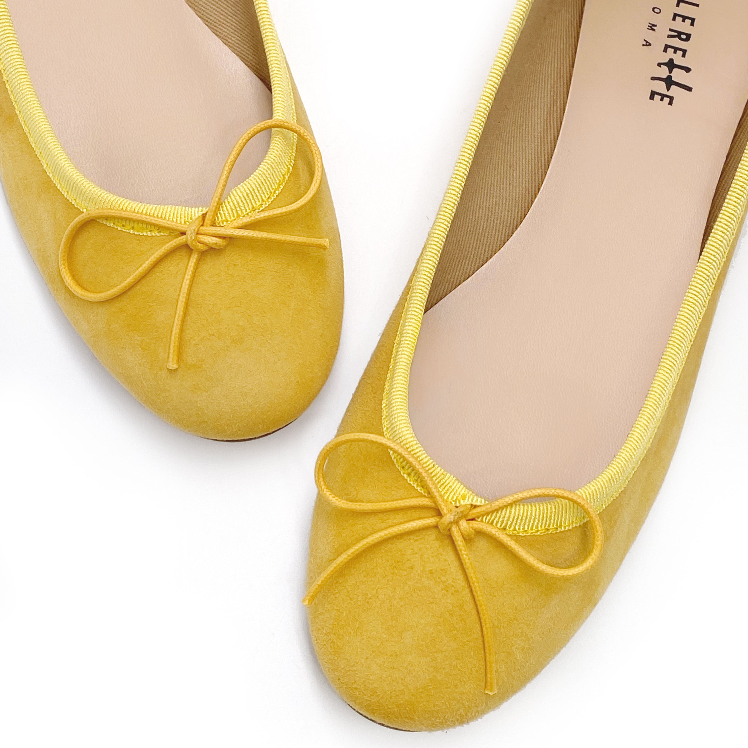 Gelbe Wildlederballerinas