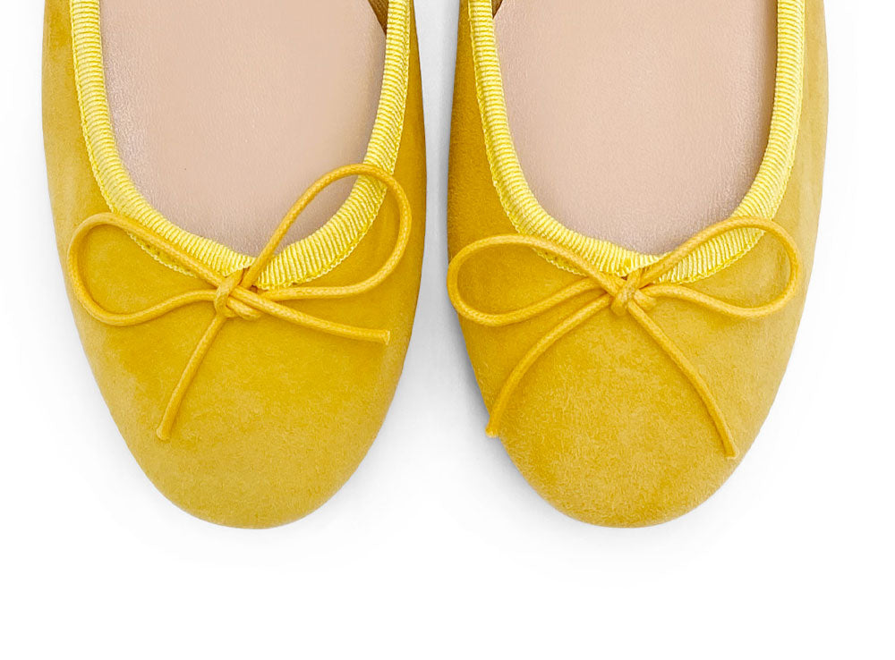 Gelbe Wildlederballerinas