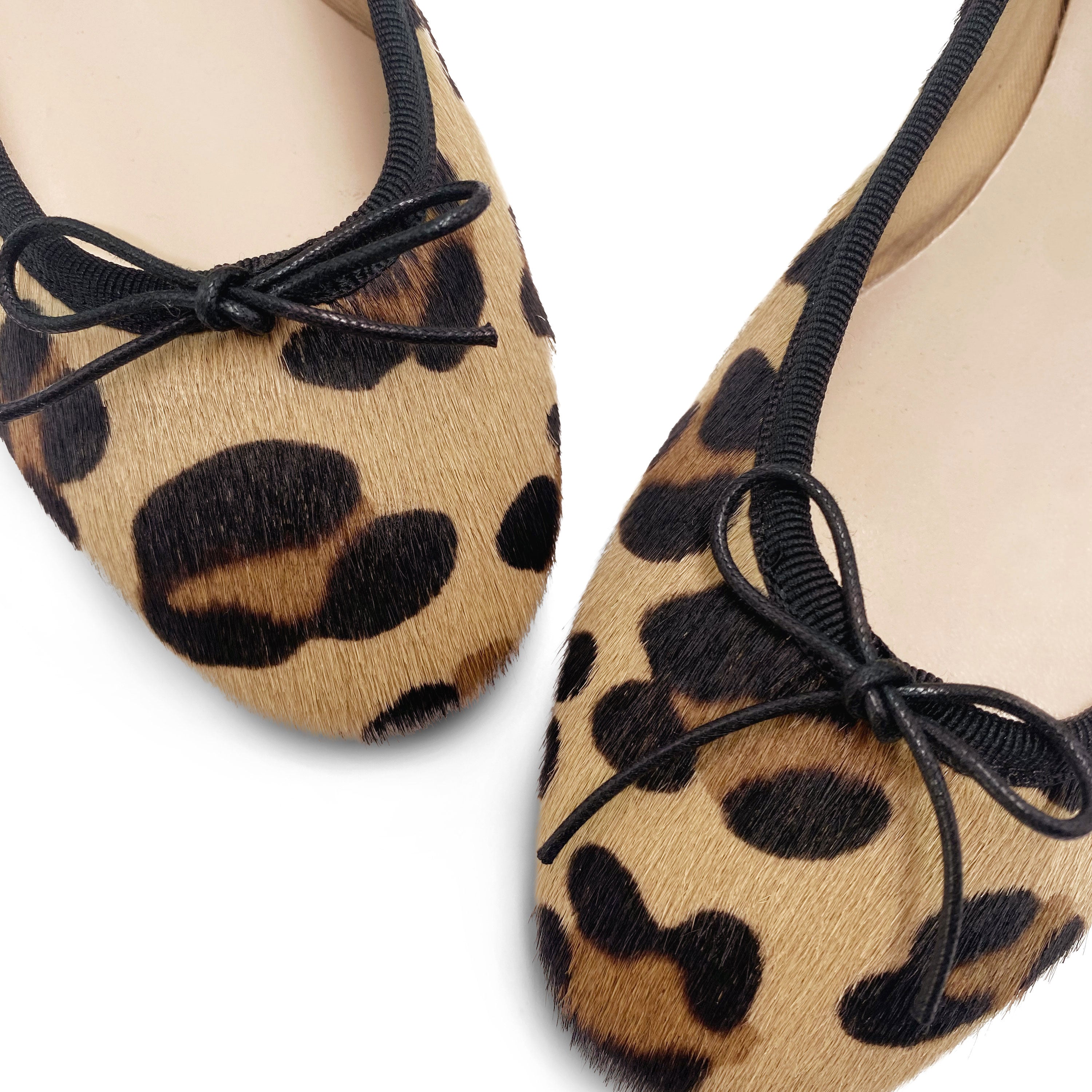 Gefleckte Animal-Print Ballerinas aus Rindsfell