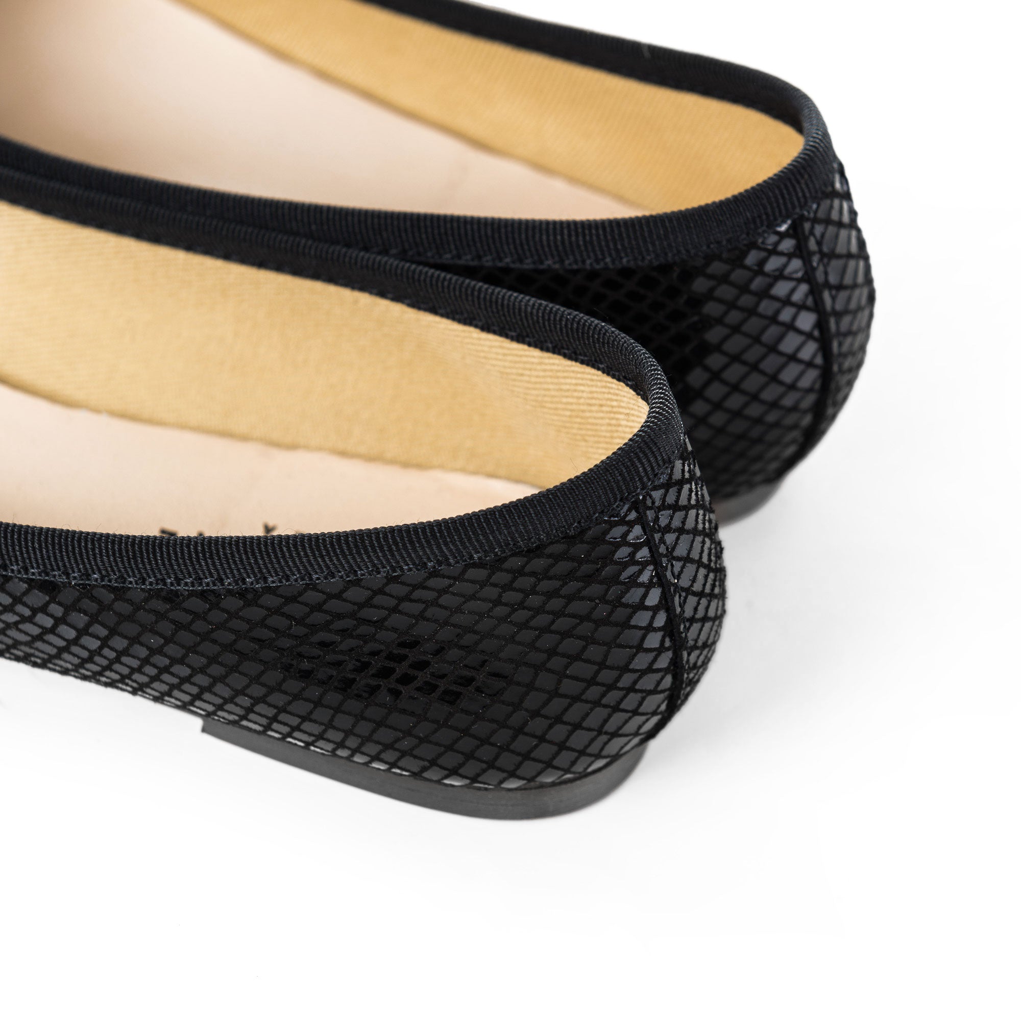 Ballerine animalier nere in camoscio laminato