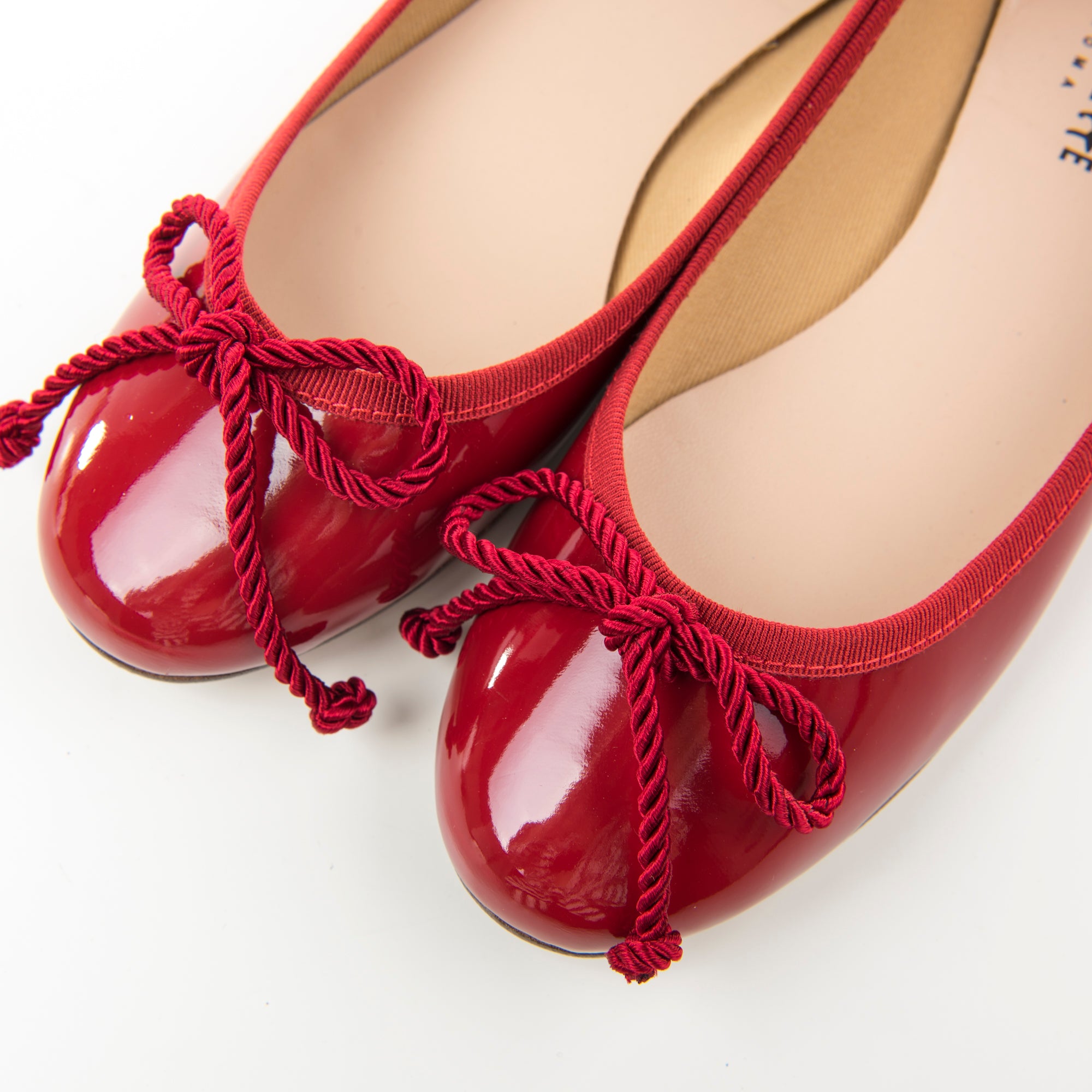 Ballerine rosse in vernice con fiocchetto in cordone