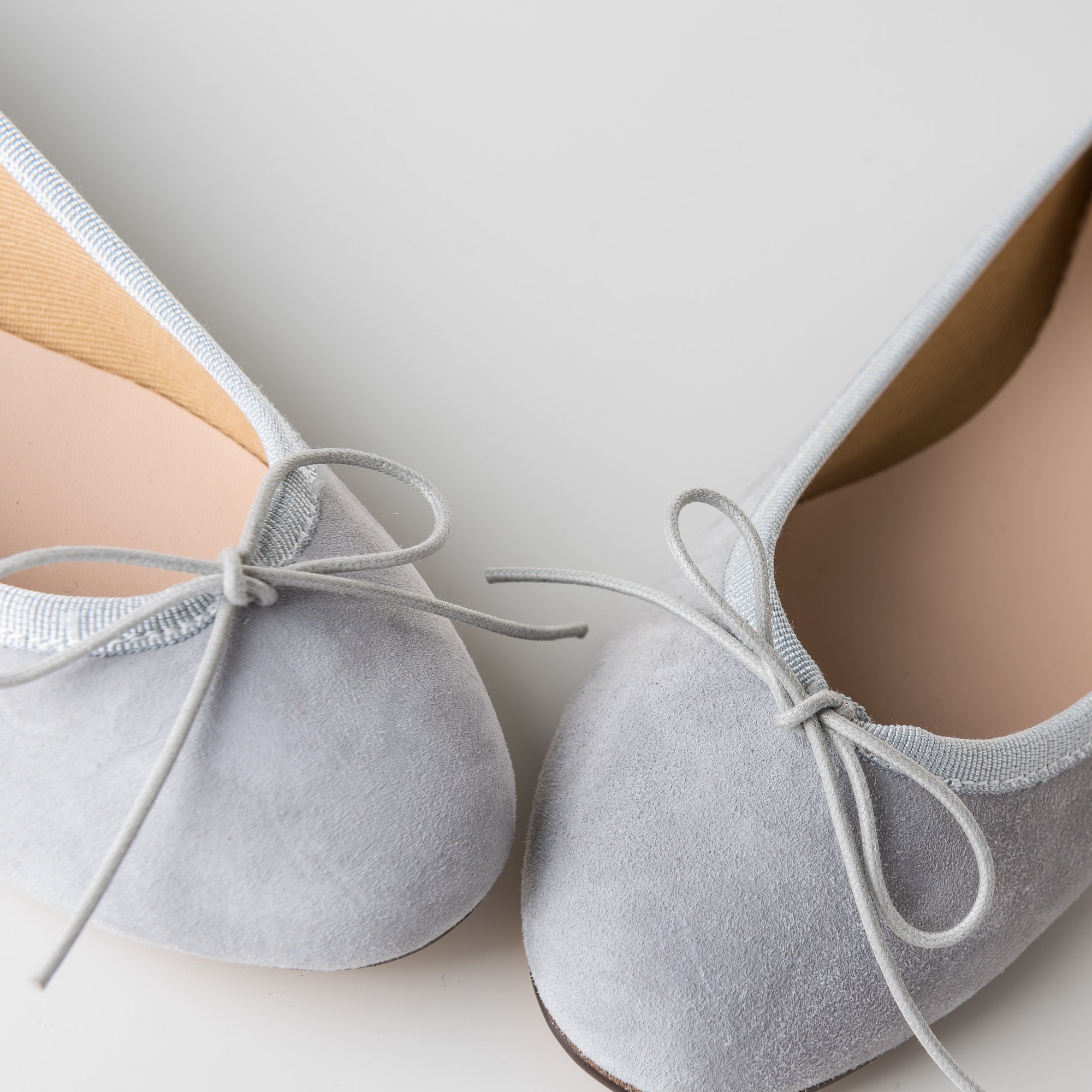 Perlgraue Wildlederballerinas