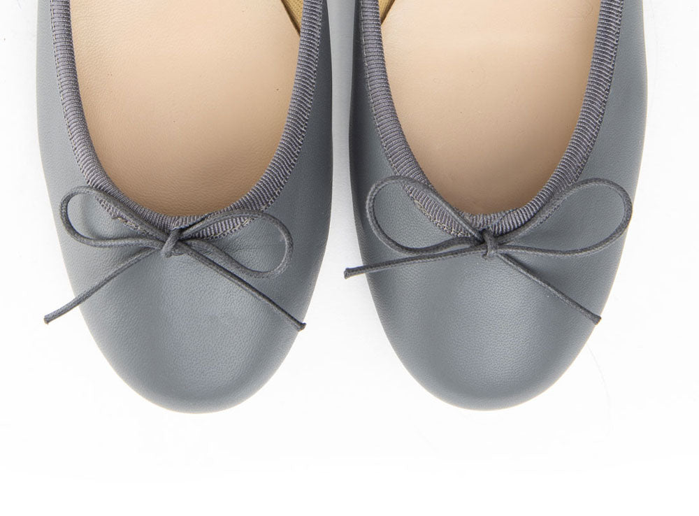 Rauchgraue Lederballerinas