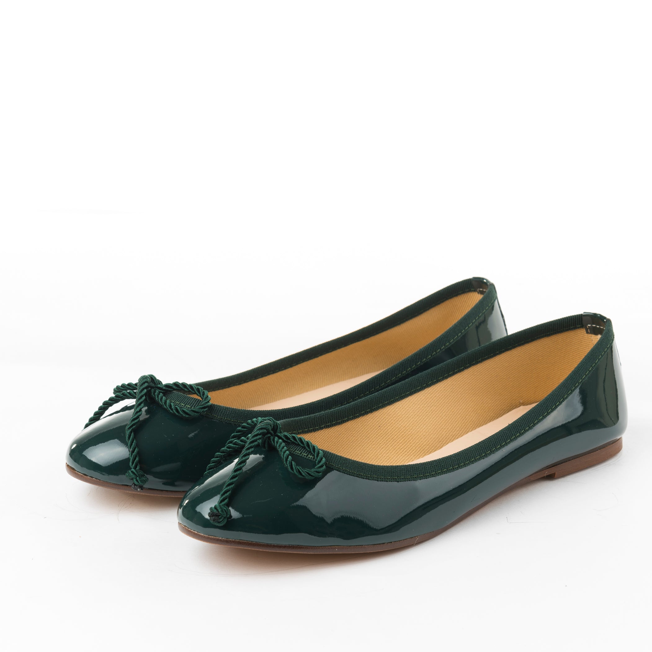 Ballerine bottiglia in vernice con fiocchetto in cordone