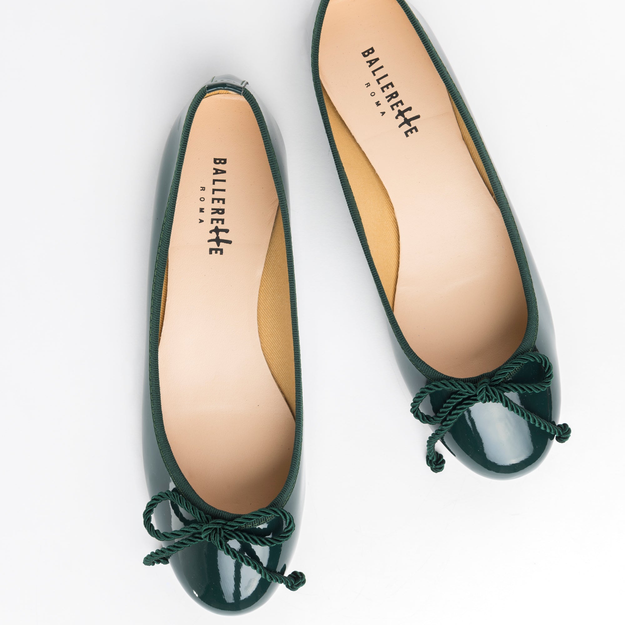 Ballerine bottiglia in vernice con fiocchetto in cordone