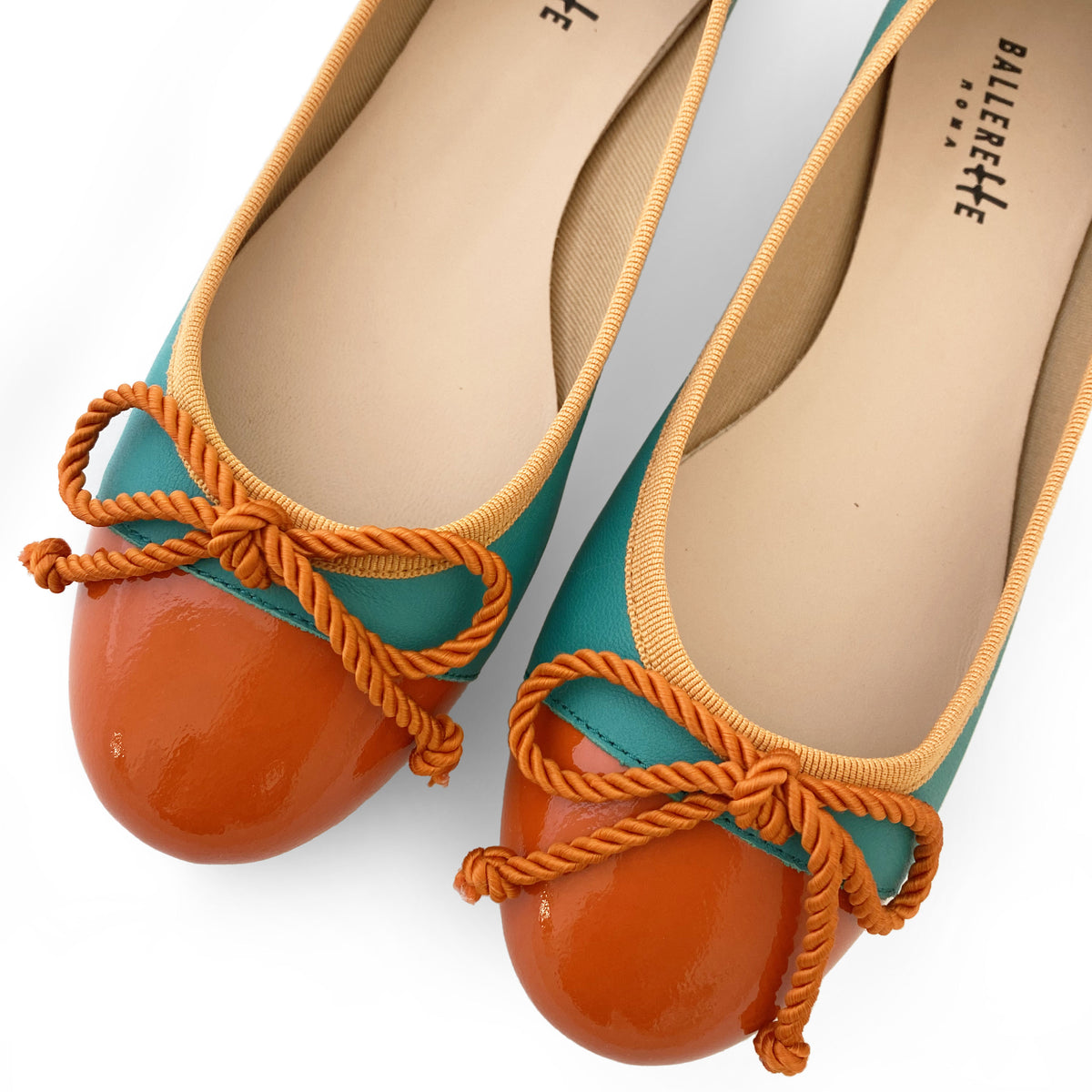Ballerine in pelle petrolio con punta e fiocco arancioni