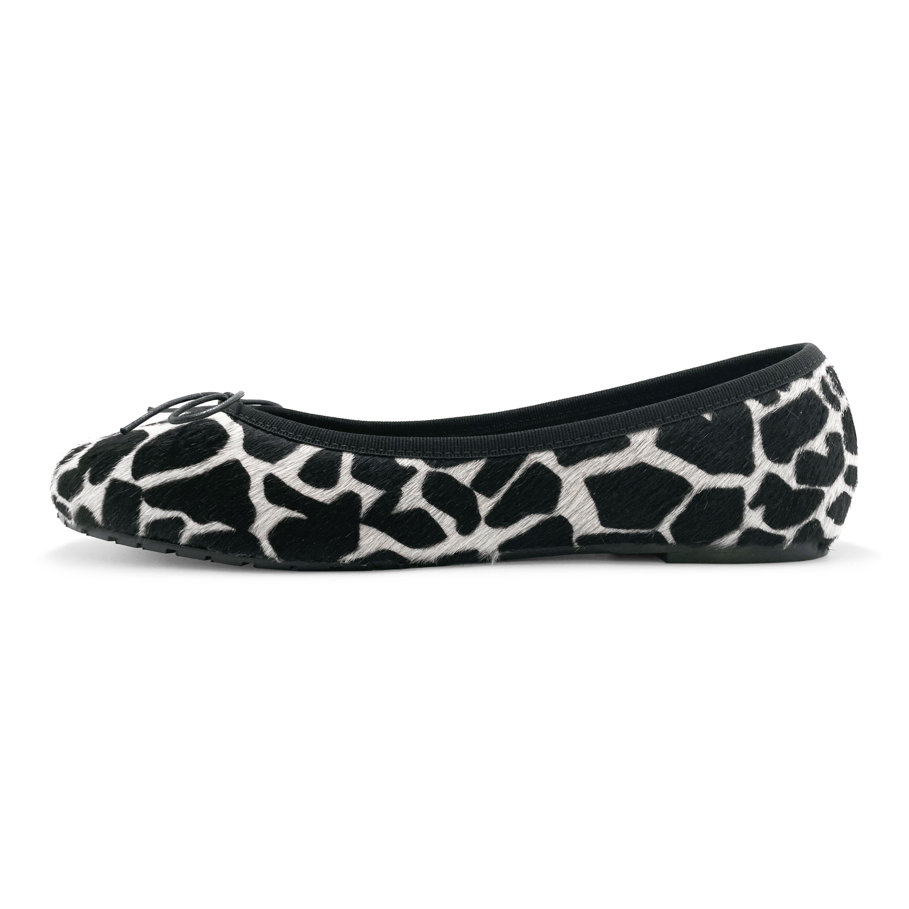 Ballerines animalier en poney tacheté noir et blanc