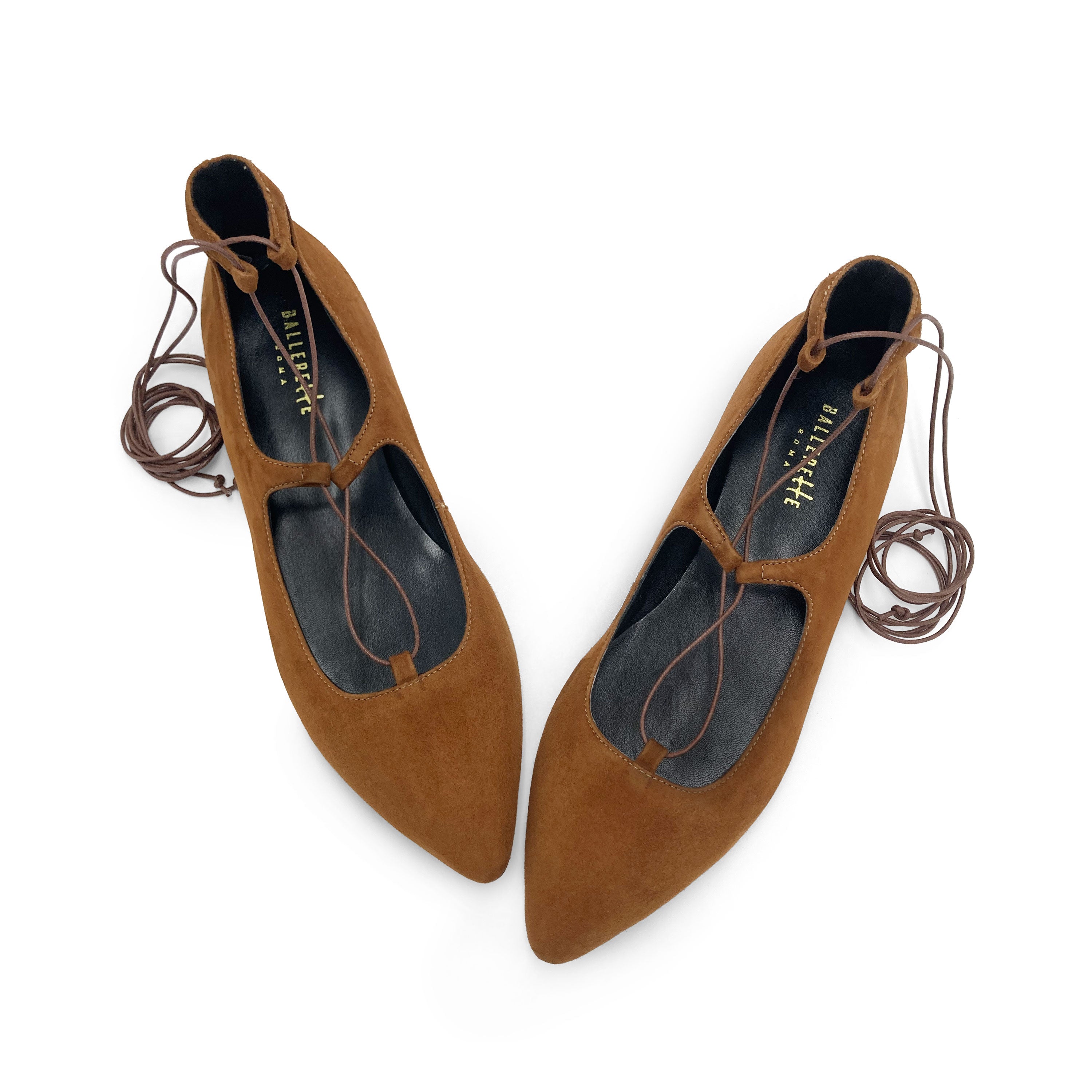 Braune Ballerinas aus Wildleder mit spitzer Spitze und Gladiator-Schnürung