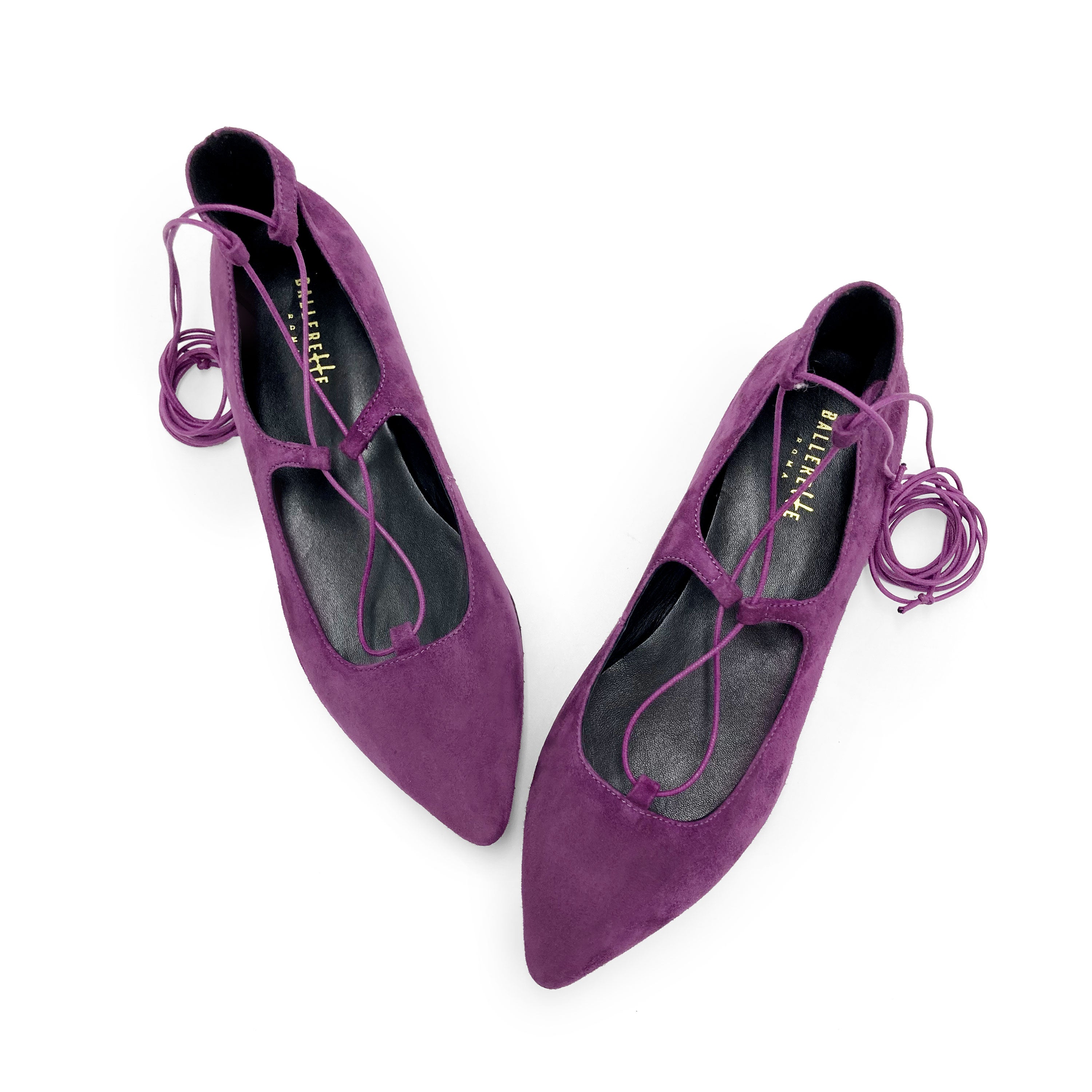 Lilafarbene Ballerinas aus Wildleder mit spitzer Spitze und Gladiator-Schnürung