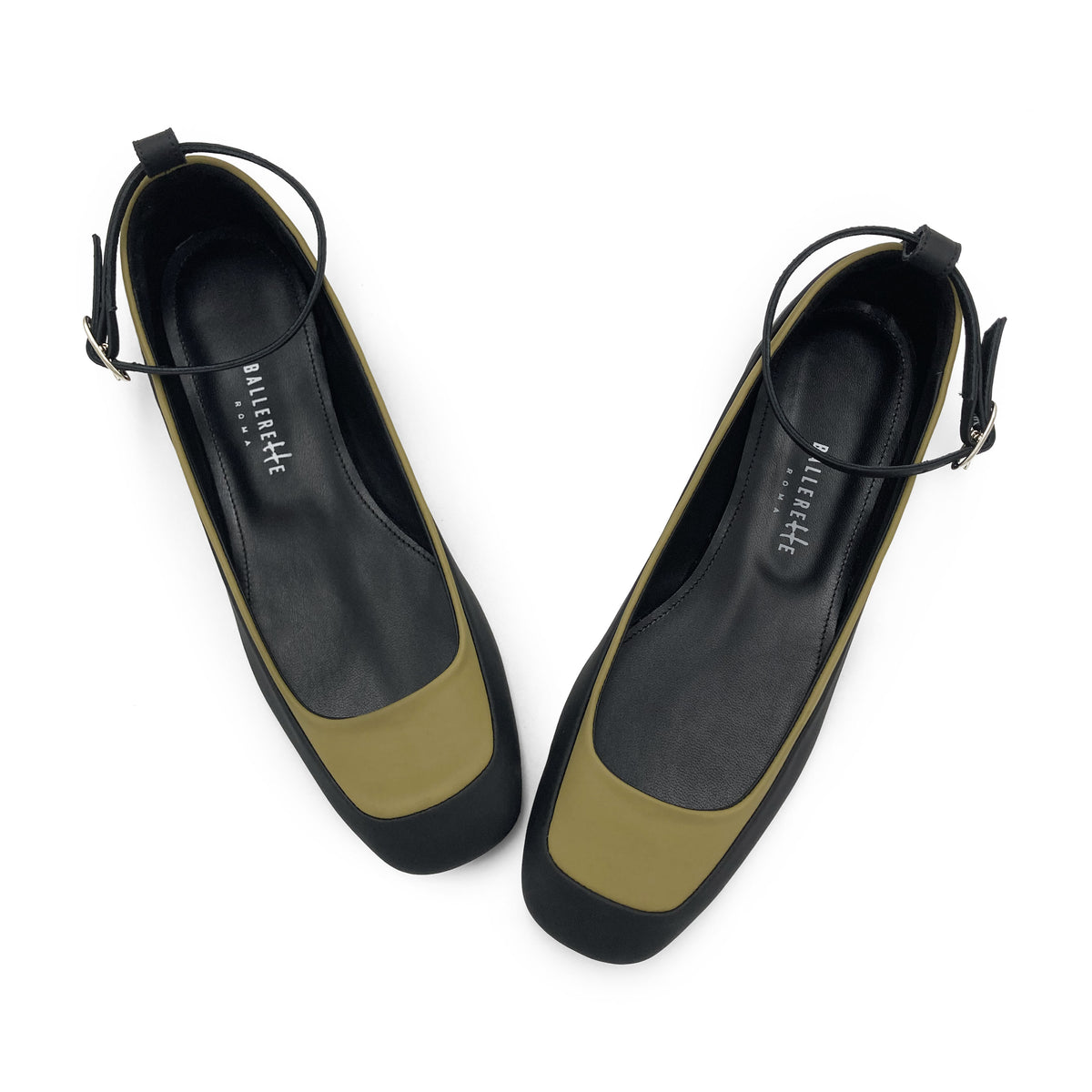 Ballerinas aus zweifarbigem gummiertem Material in Olivgrün und Schwarz mit Knöchelriemchen