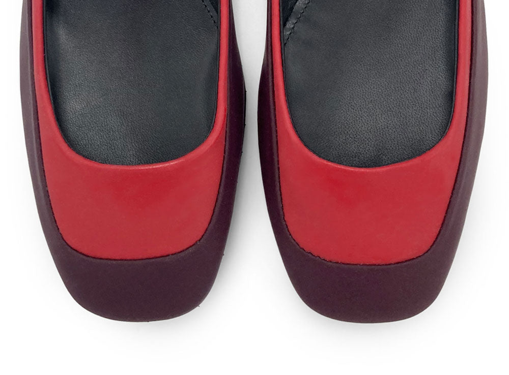 Ballerine in materiale gommato bicolor rosso e bordeaux con cinturino alla caviglia