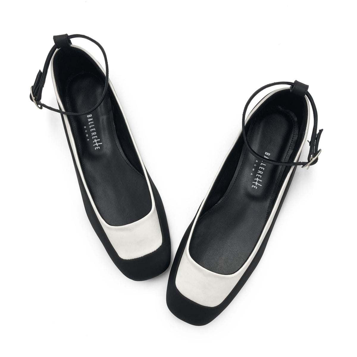Ballerinas aus zweifarbigem gummiertem Material in Weiß und Schwarz mit Knöchelriemchen