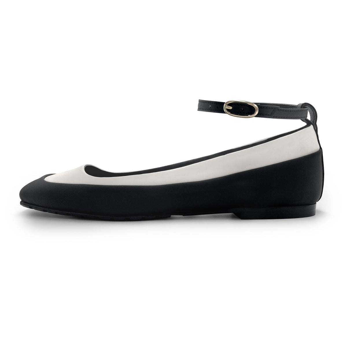 Ballerinas aus zweifarbigem gummiertem Material in Weiß und Schwarz mit Knöchelriemchen