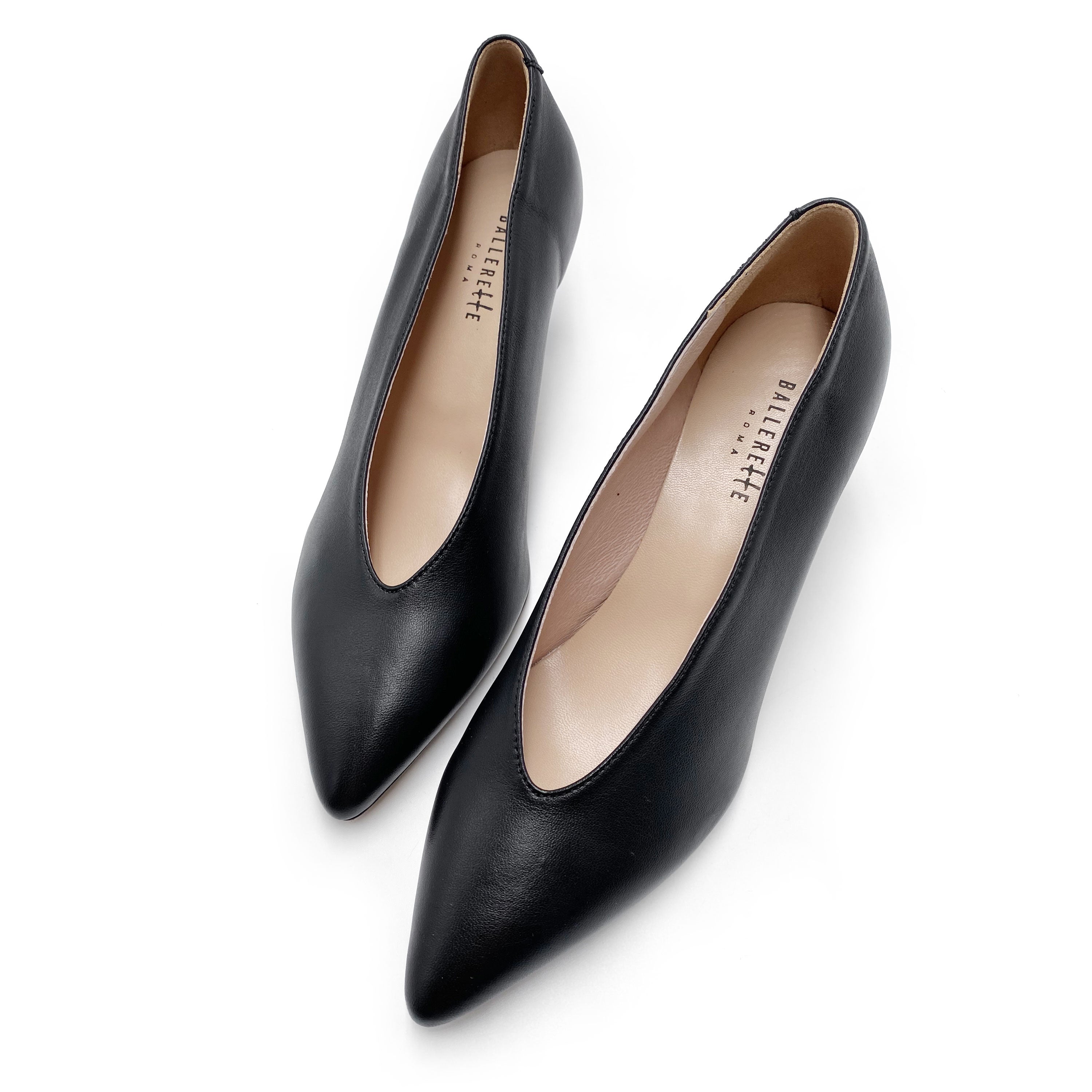 Black leather décolleté with v-cut