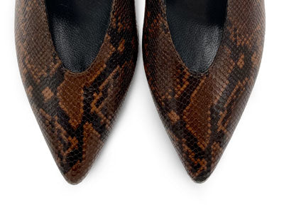 Décolleté in pelle stampa animalier marrone con scollo a V
