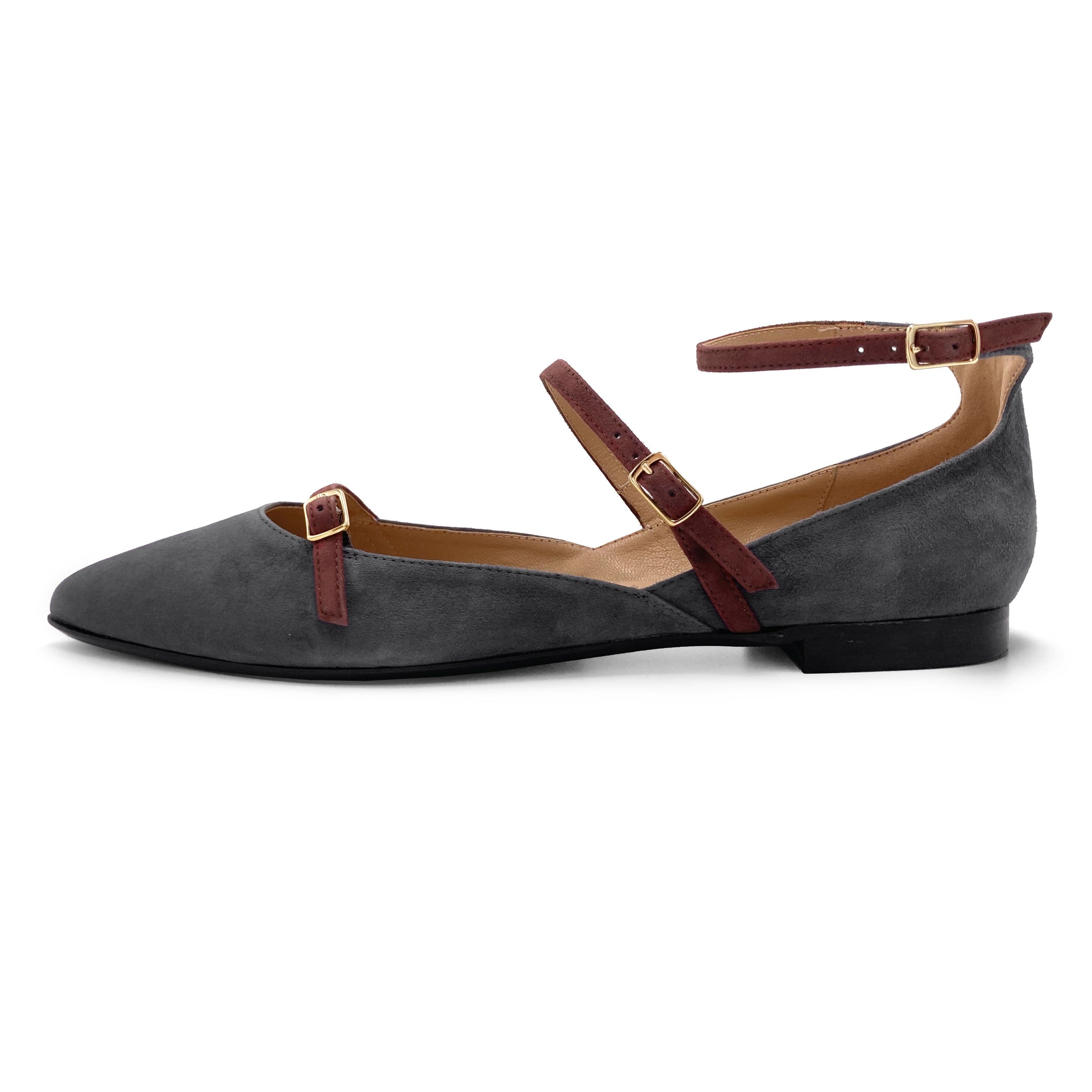 Ballerinas mit spitzer Form aus grauem Wildleder mit kastanienbraunen Riemchen