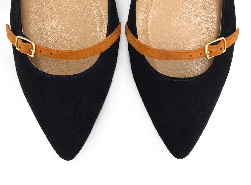Ballerinas mit spitzer Form aus schwarzem Wildleder mit beigefarbenen Riemchen